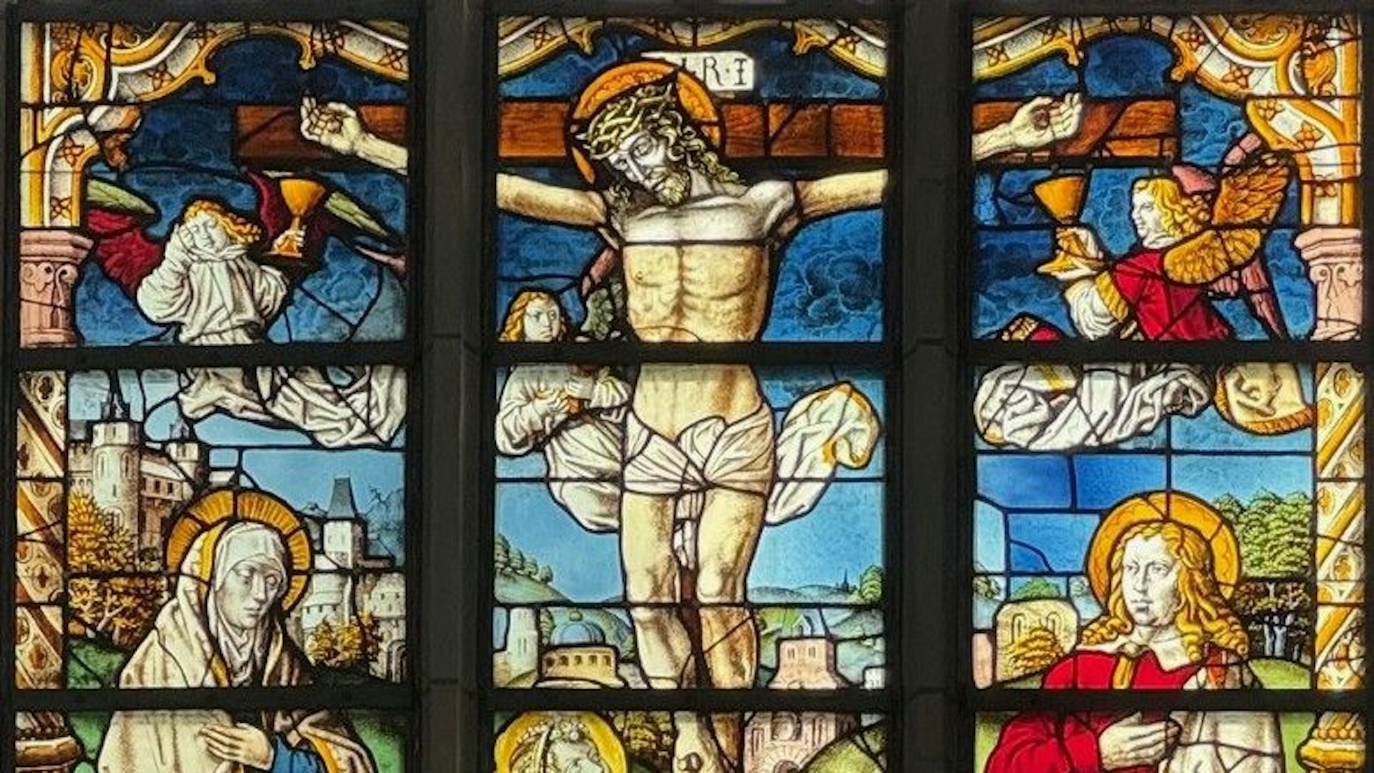 Die biblische Kreuzugungsszene auf einem Glasfenster.