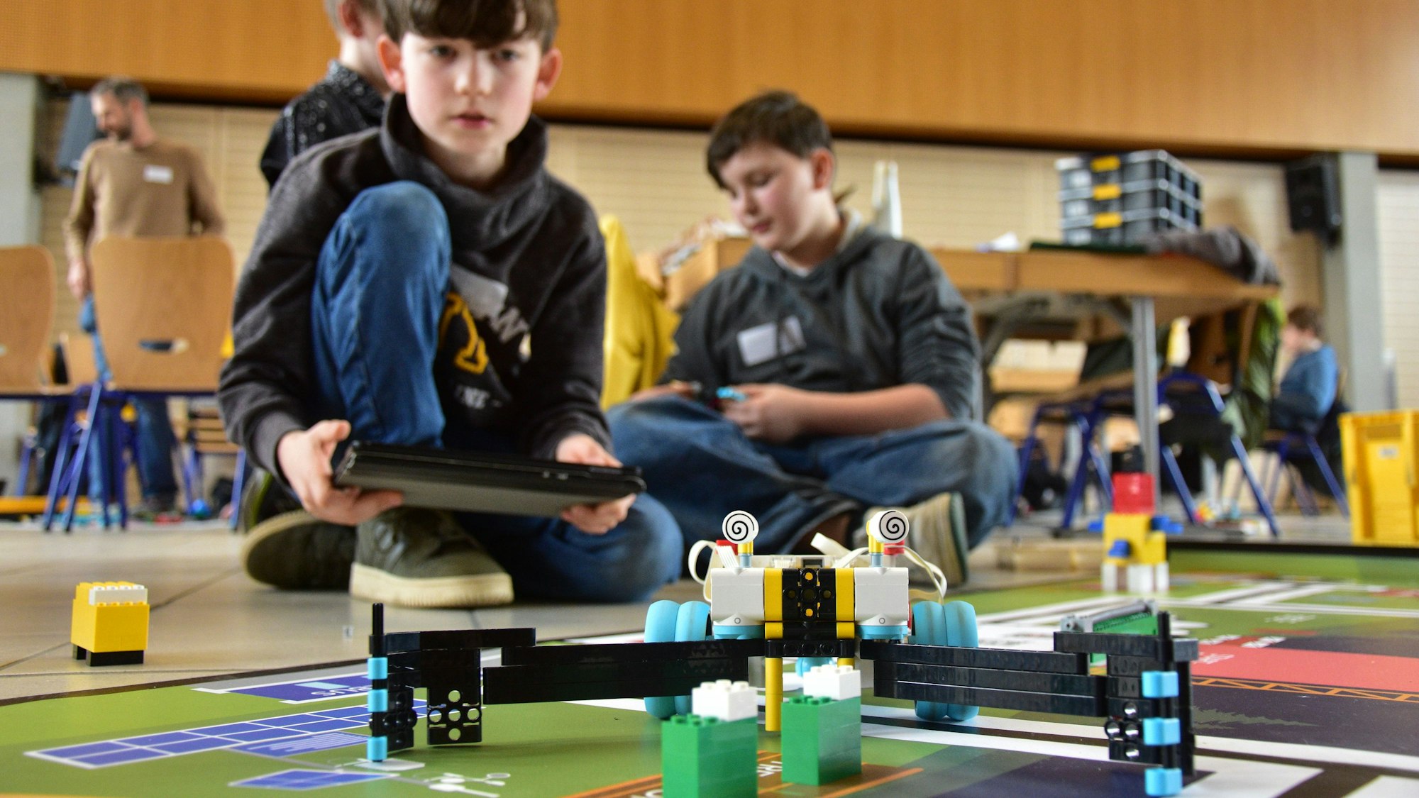 Karl programmiert die Abläufe des Roboters für sein Team der Gesamtschule Much.