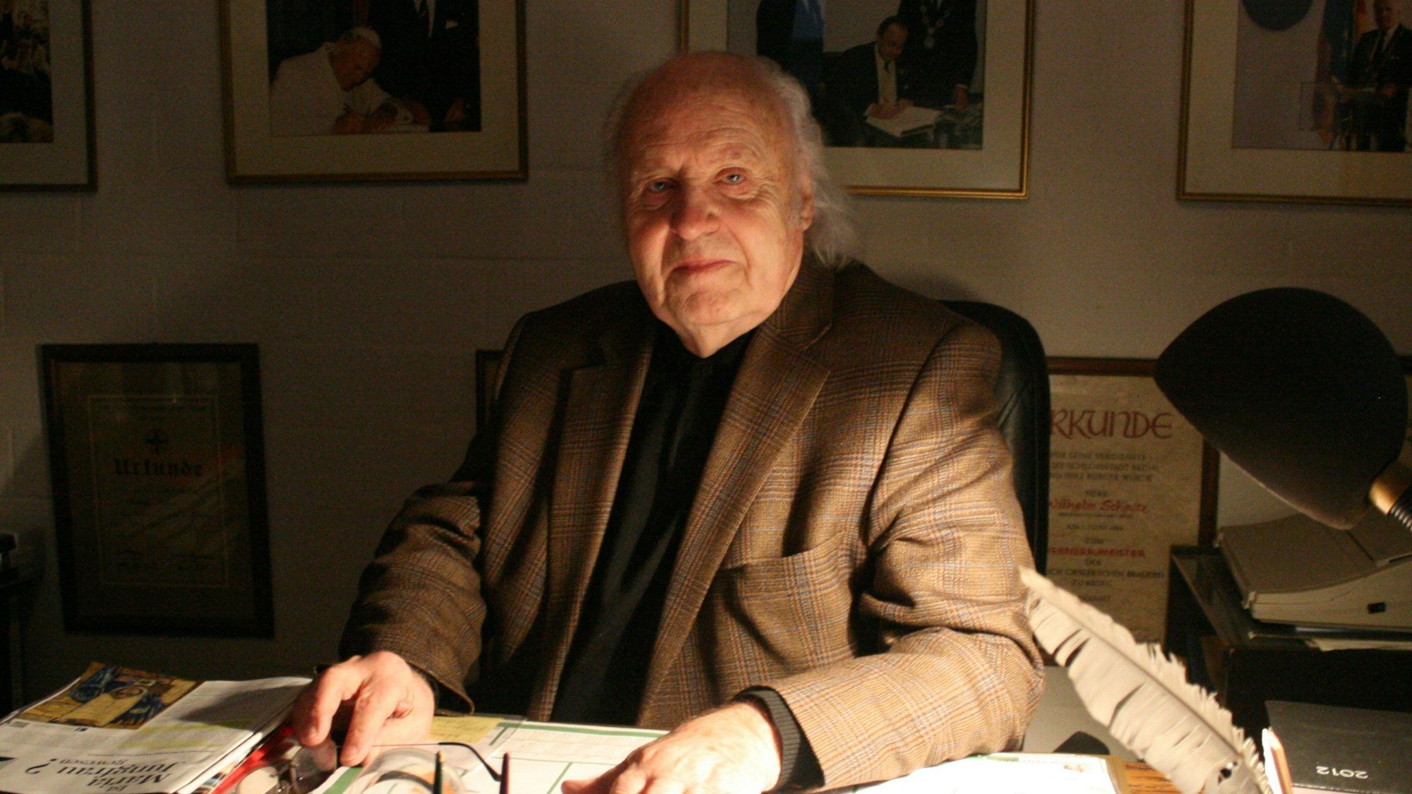 Auf dem Bild ist der Brühler Altbürgermeister Wilhelm Schmitz zu sehen.