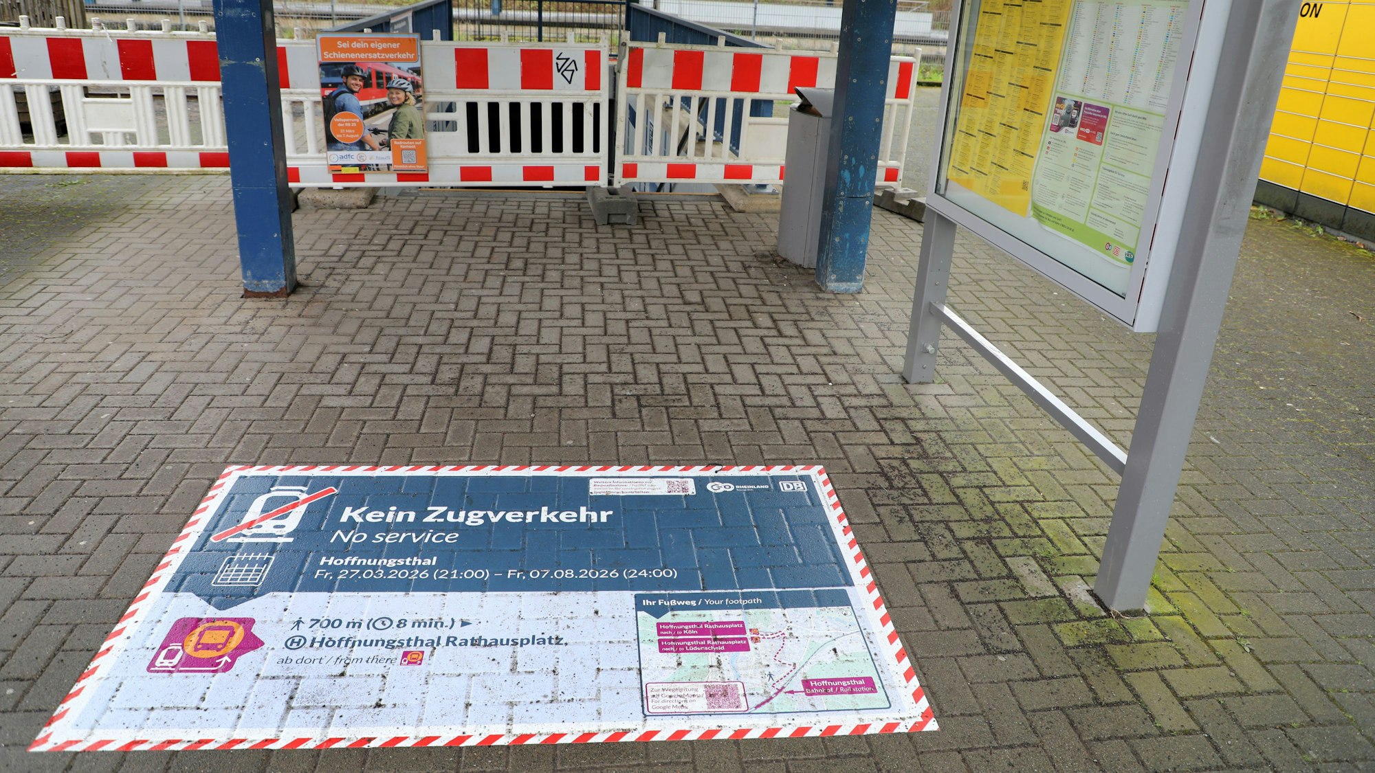 Zu sehen ist ein Aufkleber auf dem Boden, der Infos zur Sperrung der RB 25 gibt.