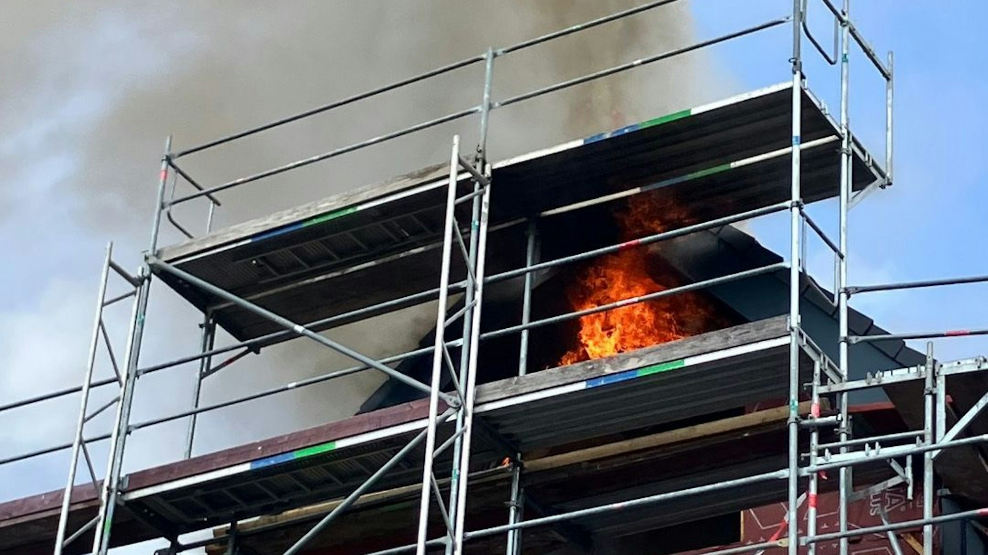 Flammen schlugen aus dem Dachstuhl eines Hauses in Bergisch Gladbach-Refrath.