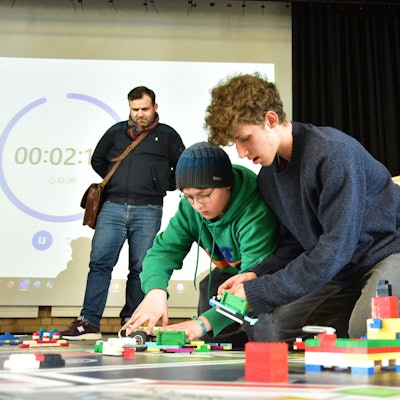 Volle Anspannung bei Alexander (links) und Valentin. Die Schüler aus Bonn sicherten sich den ersten Platz im Roboterwettbewerb.