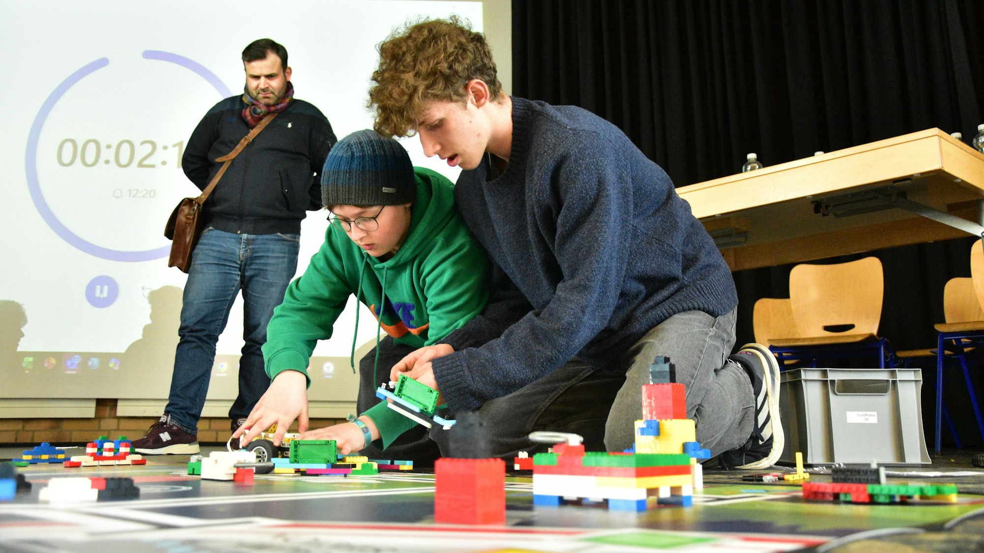 Volle Anspannung bei Alexander (links) und Valentin. Die Schüler aus Bonn sicherten sich den ersten Platz im Roboterwettbewerb.