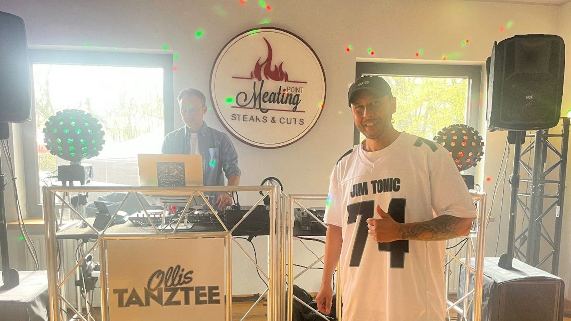 Oliver Oppatja, der Veranstalter, steht vor dem DJ-Pult im Meatingpoint.