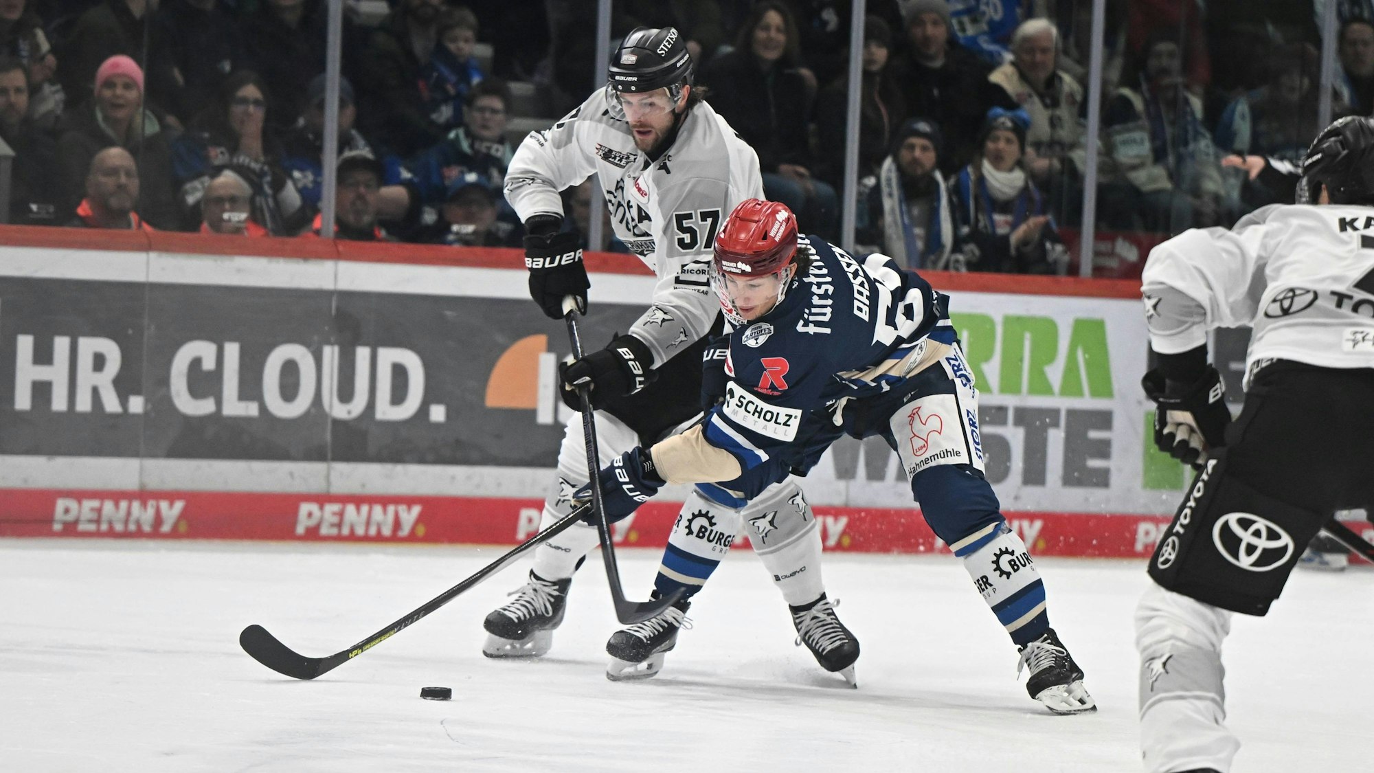 Bärenstarker Auftritt: Haie-Verteidiger Brady Austin (l. hier gegen Boaz Bassen) traf vorne zum 2:1 und hielt hinten den Laden dicht.