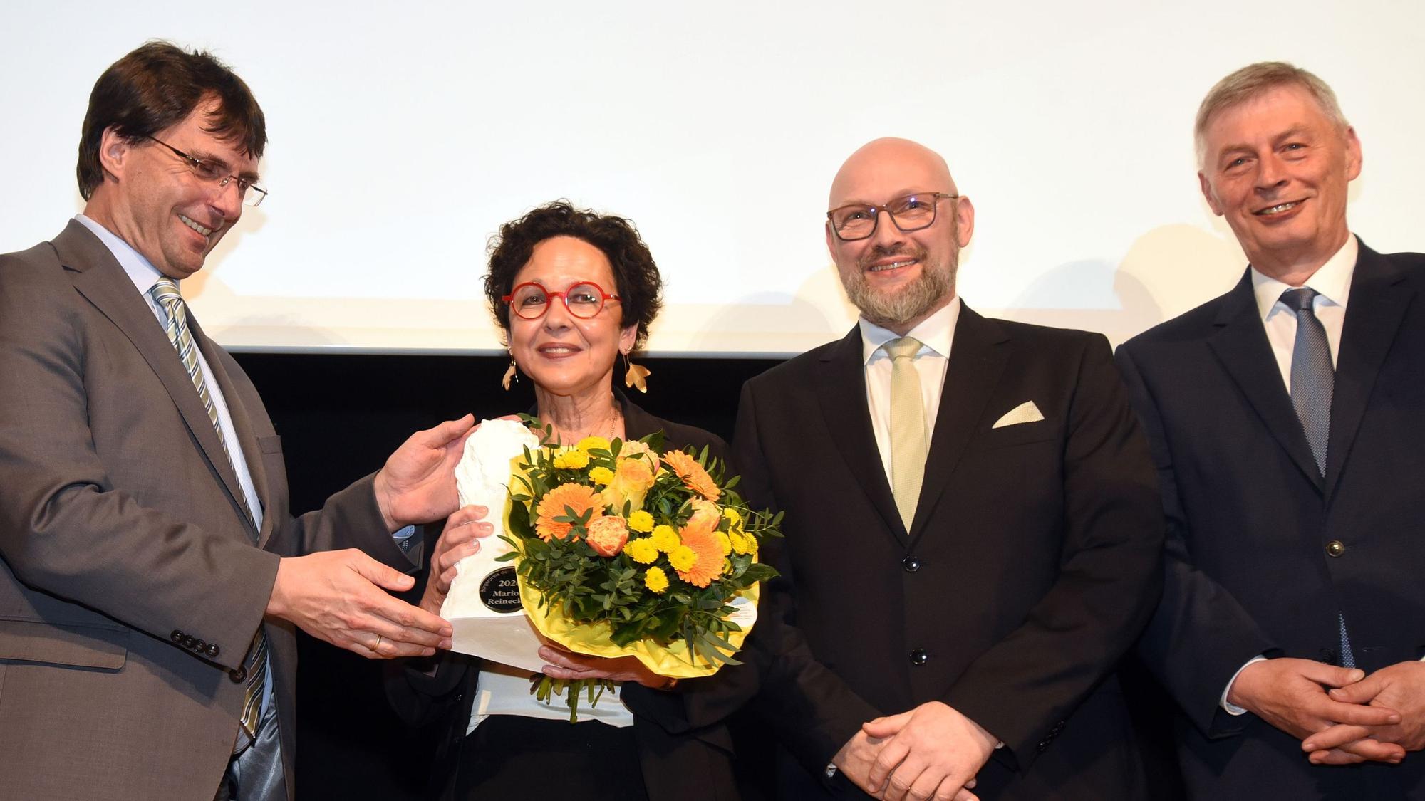 Eine Dame zwischen drei Herren.