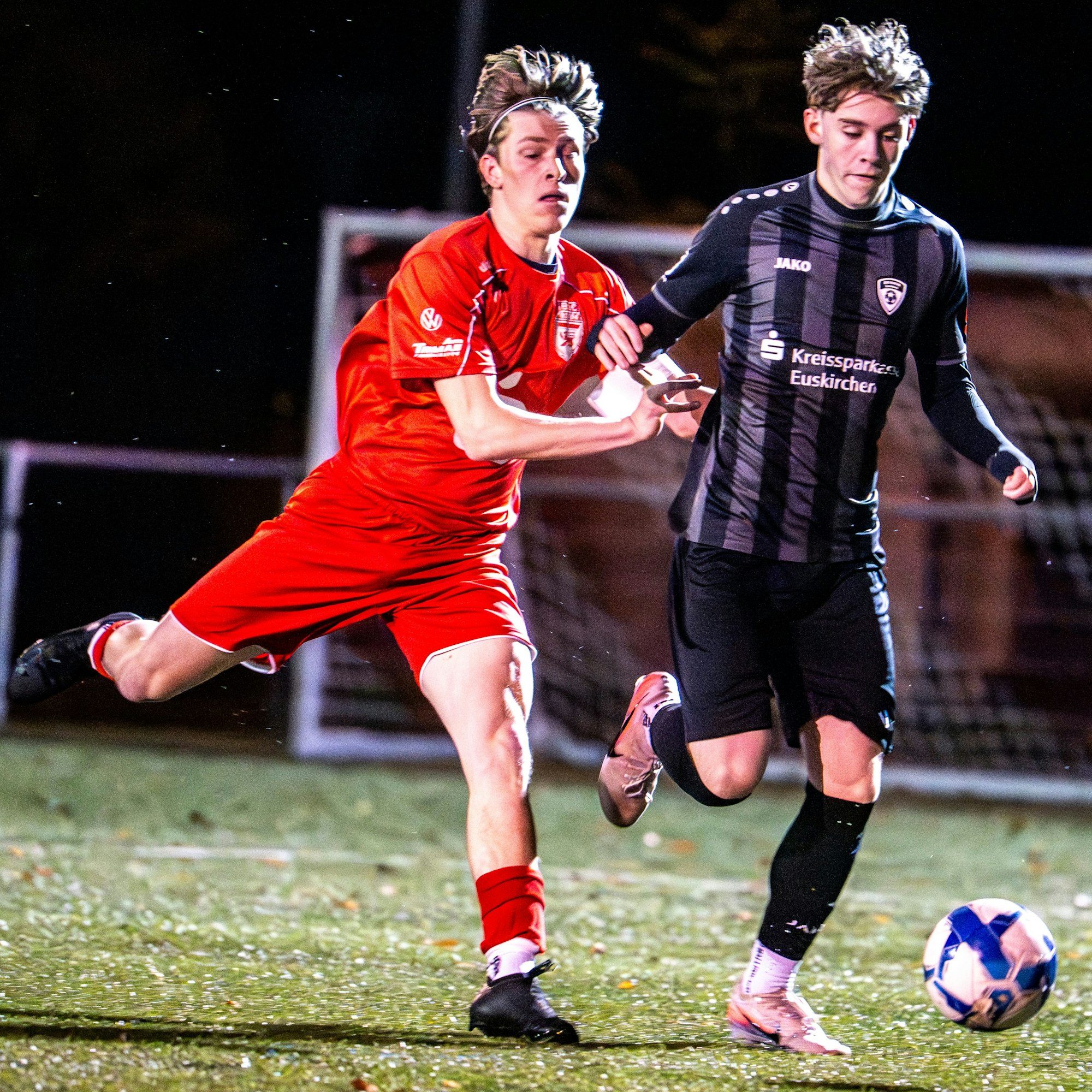 JSG-Erft-Spieler Aaron Mertens mit dem Ball ab Fuß, von hinten stößt ihn ein Gegenspieler.