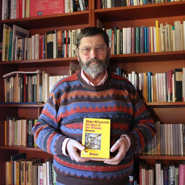 Verleger und Autor Helmut Braun aus Neunkirchen-Seelscheid hält die Erstausgabe des Werks "Der Nazi und der Friseur" von Edgar Hilsenrath.