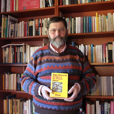 Verleger und Autor Helmut Braun aus Neunkirchen-Seelscheid hält die Erstausgabe des Werks "Der Nazi und der Friseur" von Edgar Hilsenrath.