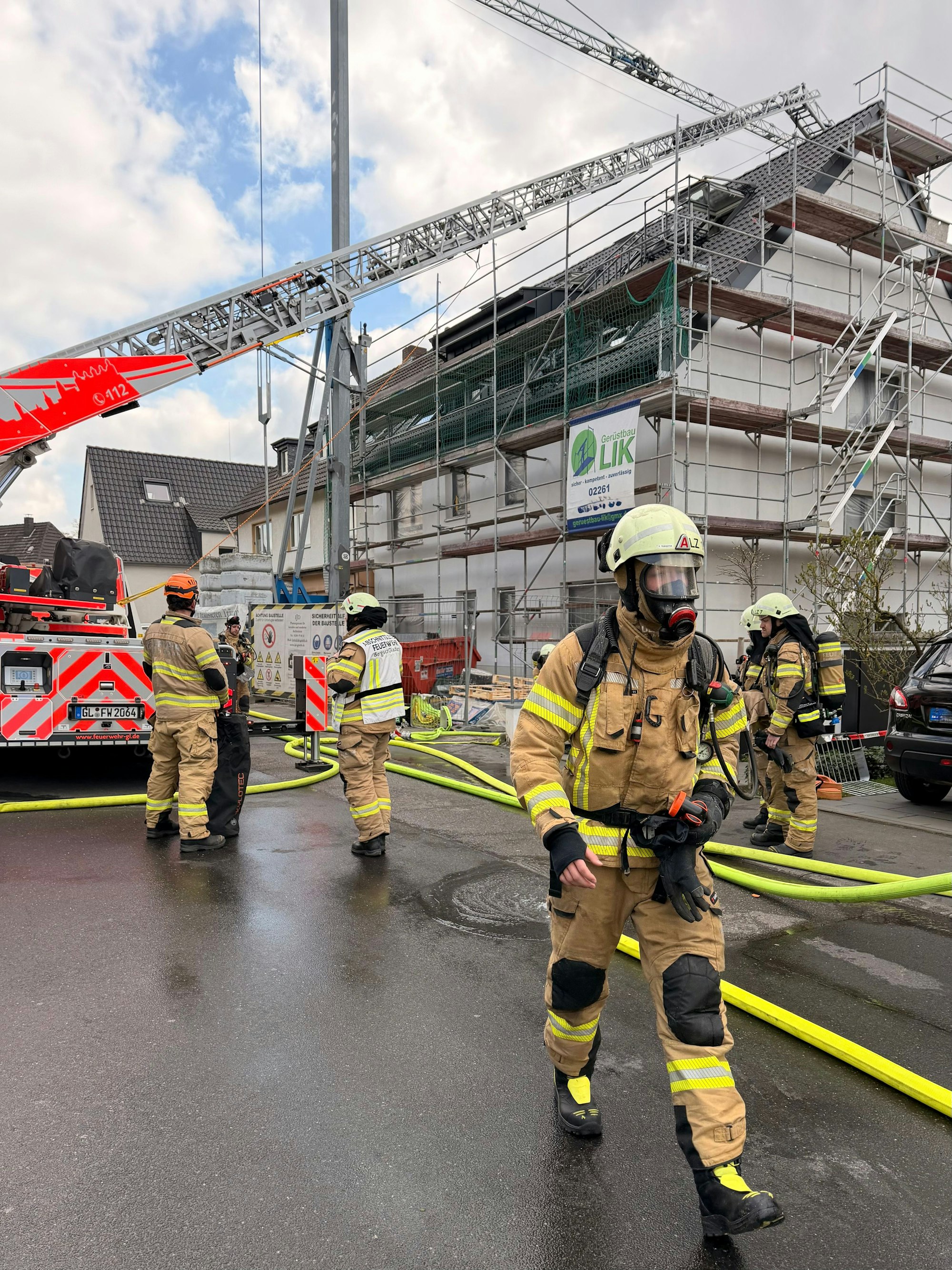 Feuerwehrleute bei einem Dachstuhlbrand im Stadtteil Refrath.