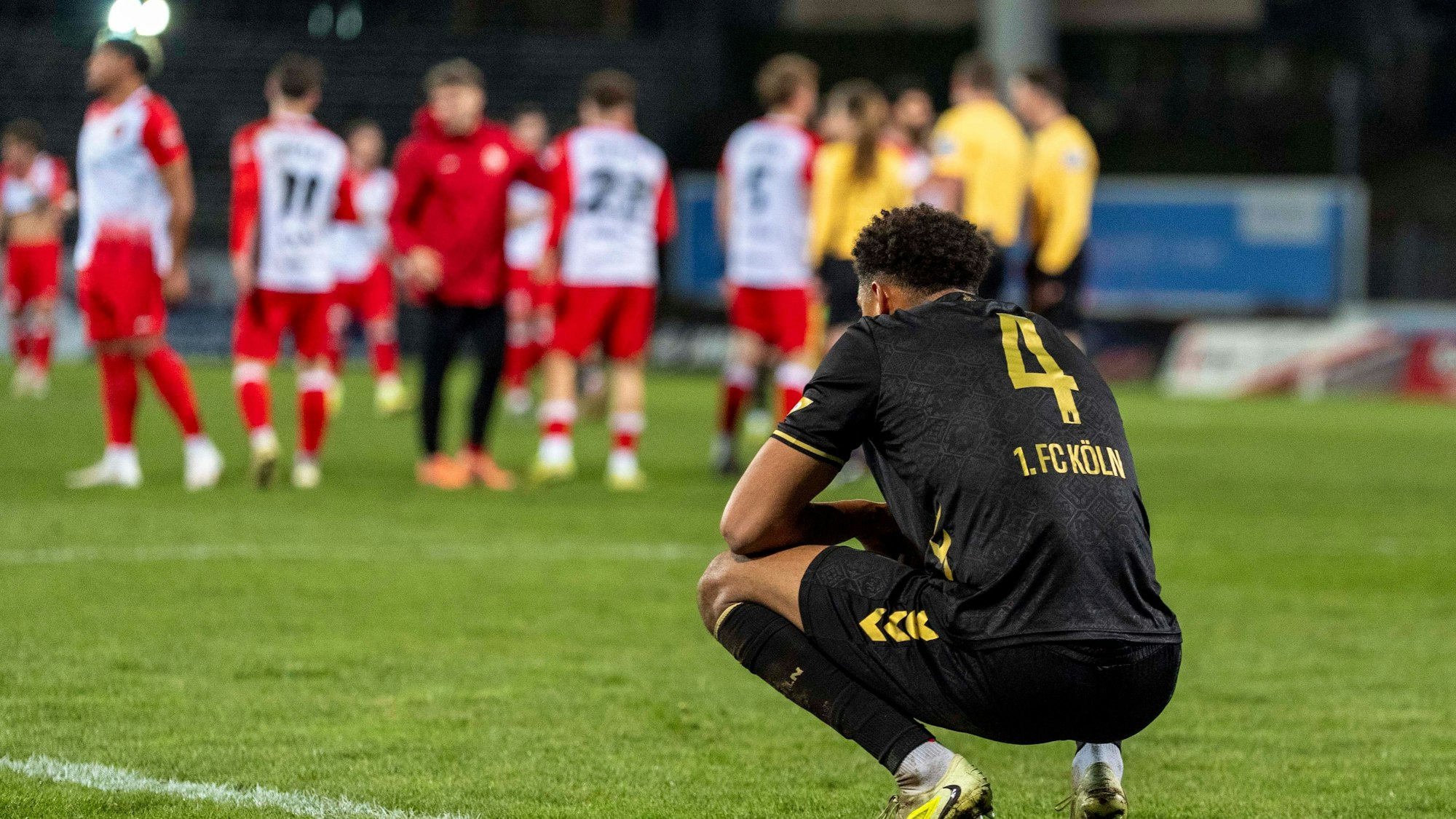Enttäuschung bei Yannick Mausehund 1. FC Koeln II U21, U 21 4 nach Abpfiff. Hinten jubeln die Spieler der Sportfreunde Siegen Sportfreunde Siegen - 1. FC Köln U21 27.03.2026 Fussball, Regionalliga West, 21. Spieltag, GER, Siegen, Leimbachstadion *** Disappointment for Yannick Mausehund 1 FC Koeln II U21, 4 after the final whistle The players of Sportfreunde Siegen Sportfreunde Siegen 1 FC Köln U21 27 03 2026 Soccer, Regionalliga West, Matchday 21, GER, Siegen, Leimbachstadion Copyright: MarcoxBader
