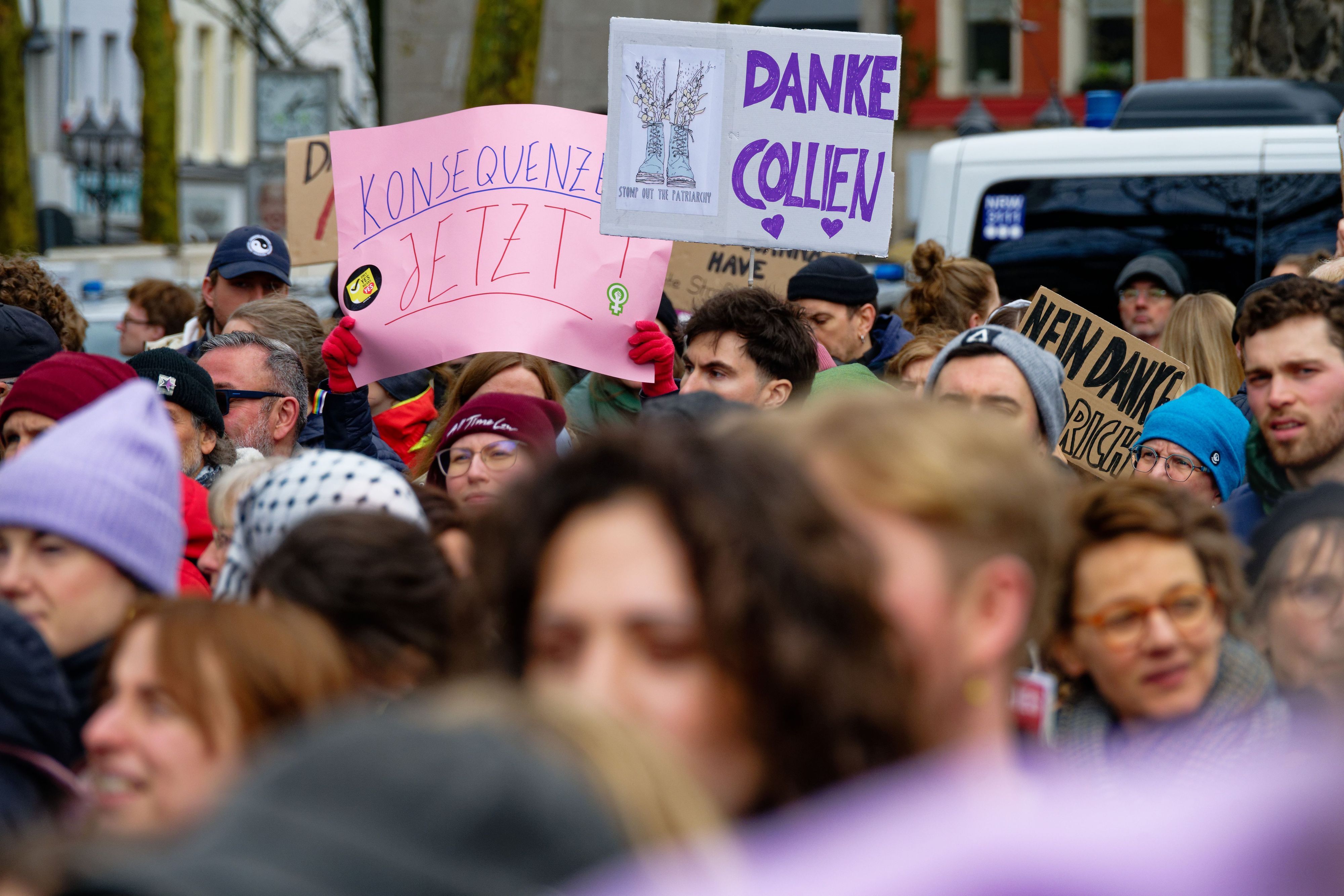 Demonstranten halten Plakate hoch, auf denen unter anderem steht "Danke Collien" oder "Konsequenzen jetzt".