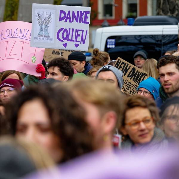 Demonstranten halten Plakate hoch, auf denen unter anderem steht "Danke Collien" oder "Konsequenzen jetzt".