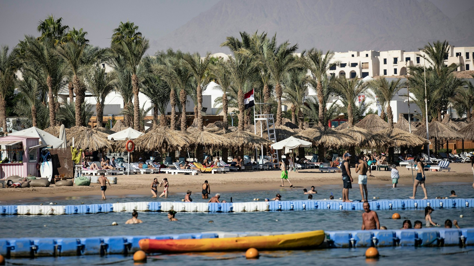 Menschen baden an der Naama-Bucht in Scharm el Scheich. (Symbolbild)
