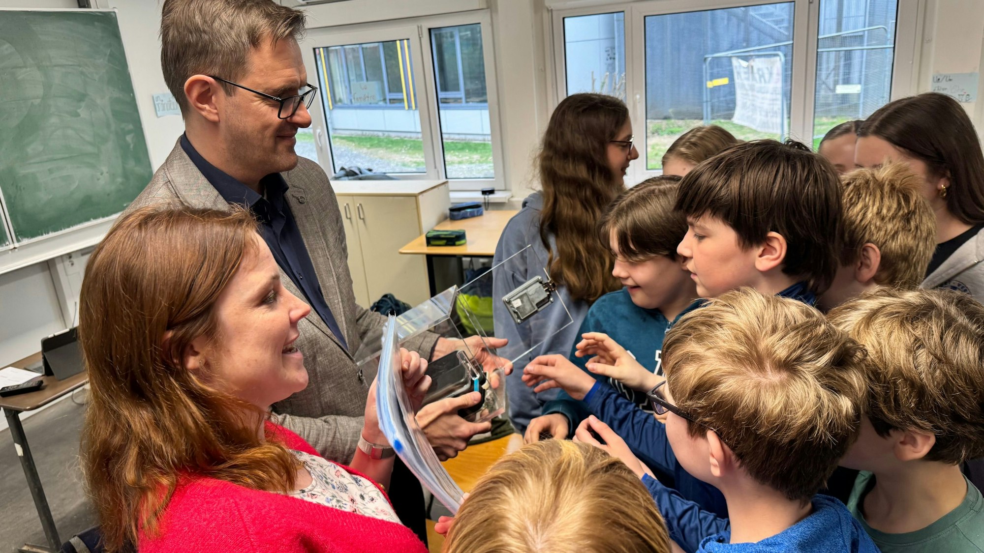 Das Handy-Experiment ist zu Ende. Die Schülerinnen und Schüler stürzten sich regelrecht auf ihre Smartphones. Verena Soworka und Dr. Holger Stawitz gaben die Handys gemeinsam raus.