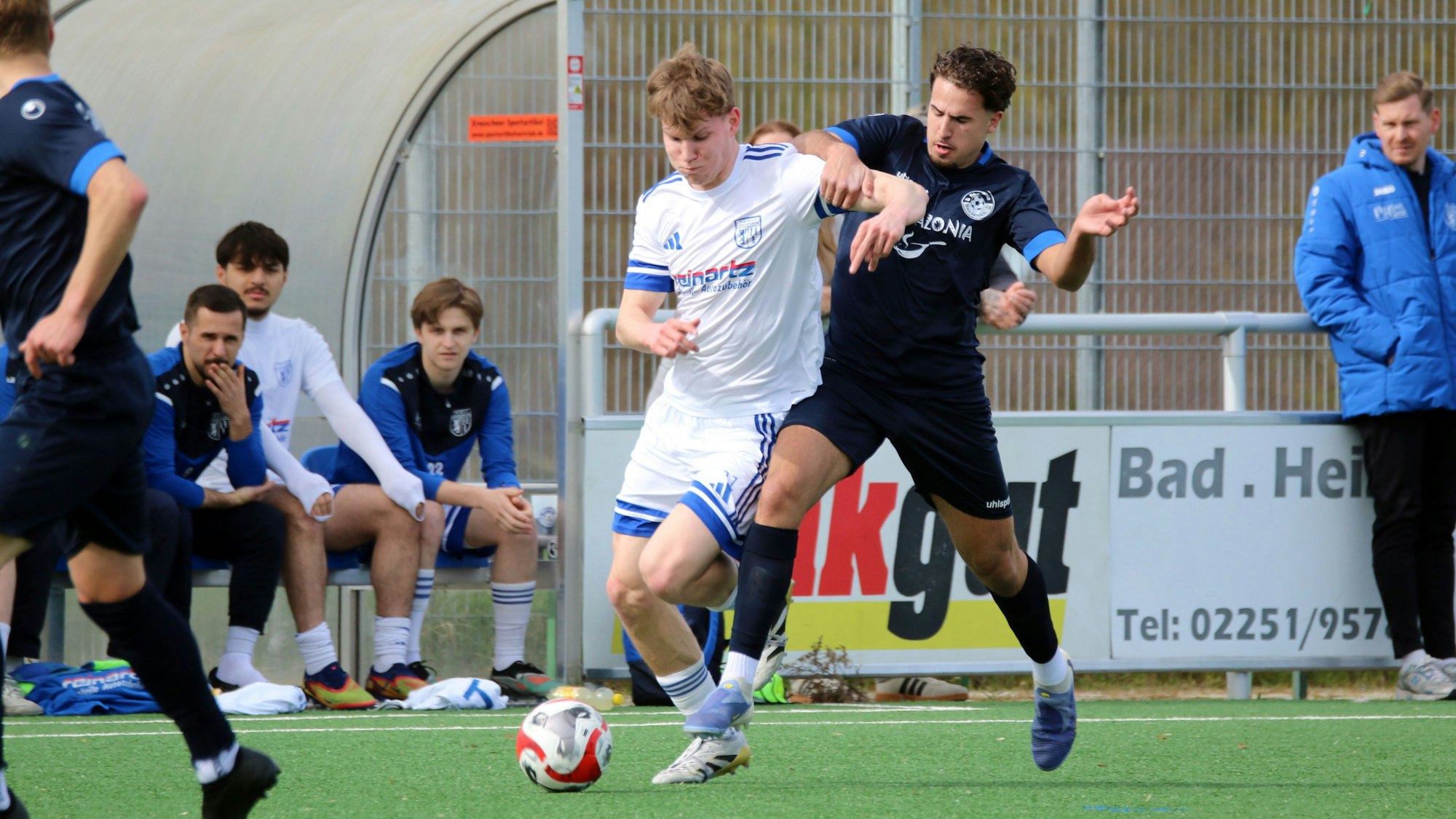 Arber Jashanica versucht von hinten an den Ball, den Julian Eversheim führt, zu gelangen.
