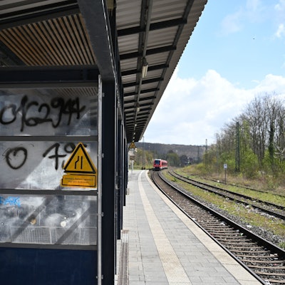 Das Foto zeigt Graffiti an einem Bahnhof.