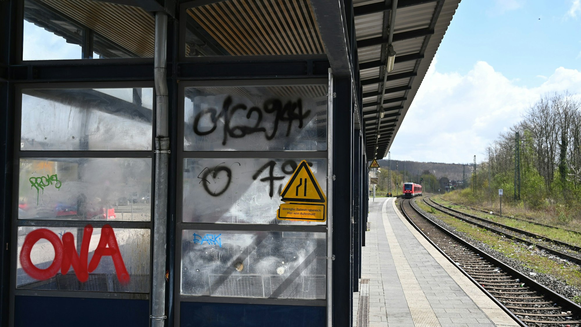 Das Foto zeigt Graffiti an einem Bahnhof.