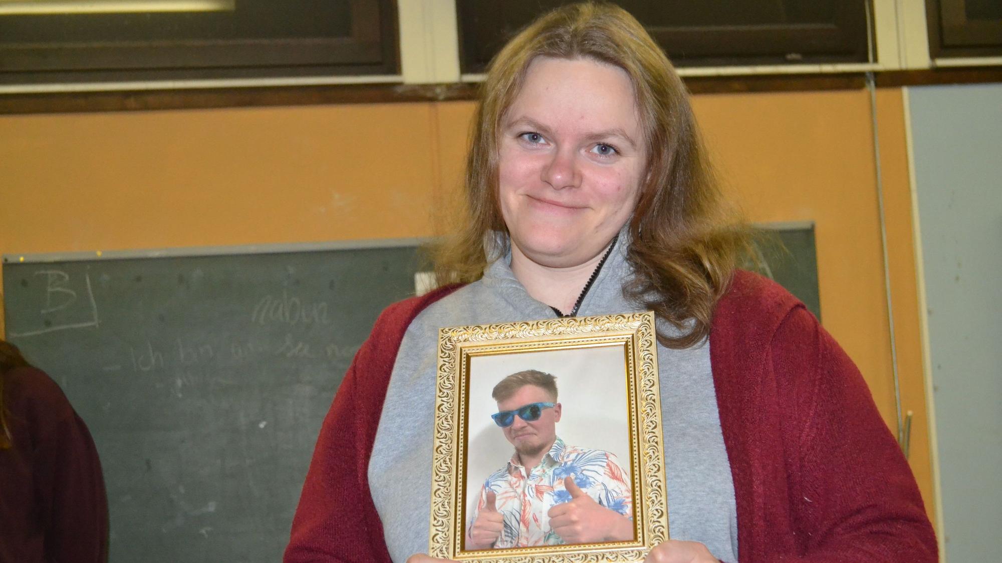 Franziska Könighorst als Marianne schwärmt allzu sehr für Schlagersänger Harald Hammer.