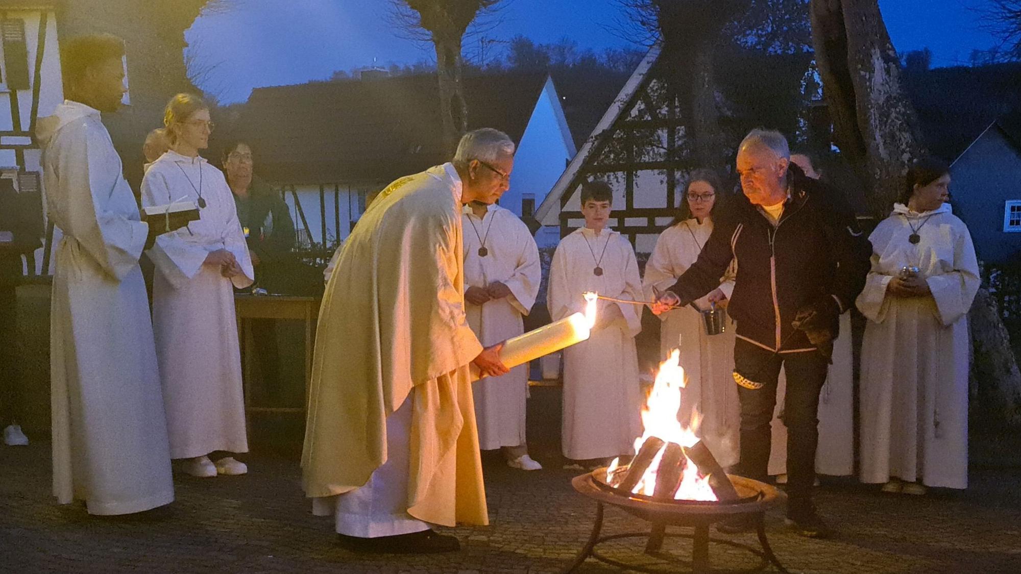 Während der Osternachtfeier wird auf dem Kirchplatz vor der Morsbacher Basilika St. Gertrud feierlich die Osterkerze angezündet. Dann erklingen dort die Dreifaltigkeitsglocke und die Gertrudisglocke.