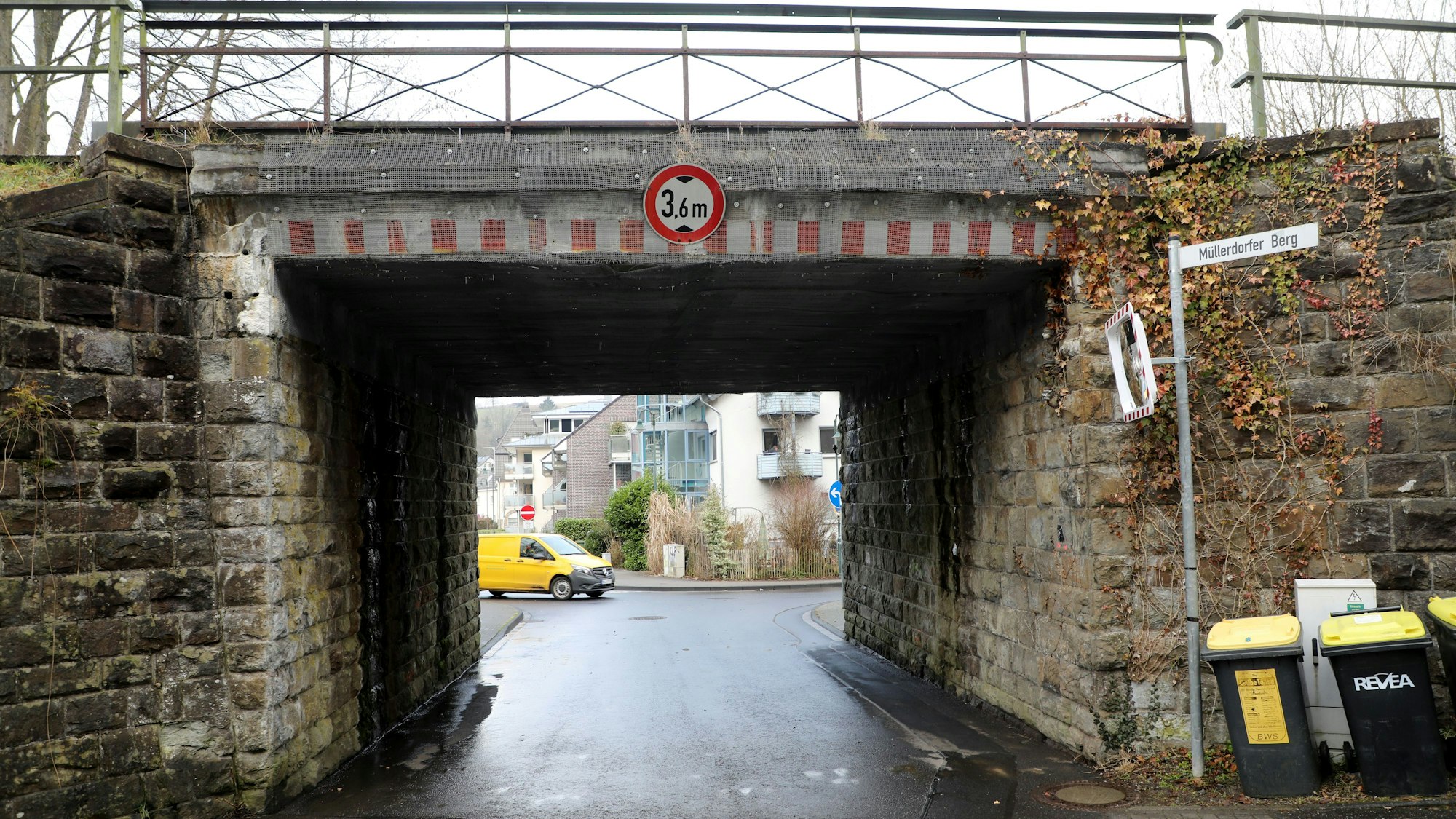 Zu sehen ist eine Bahnunterführung.