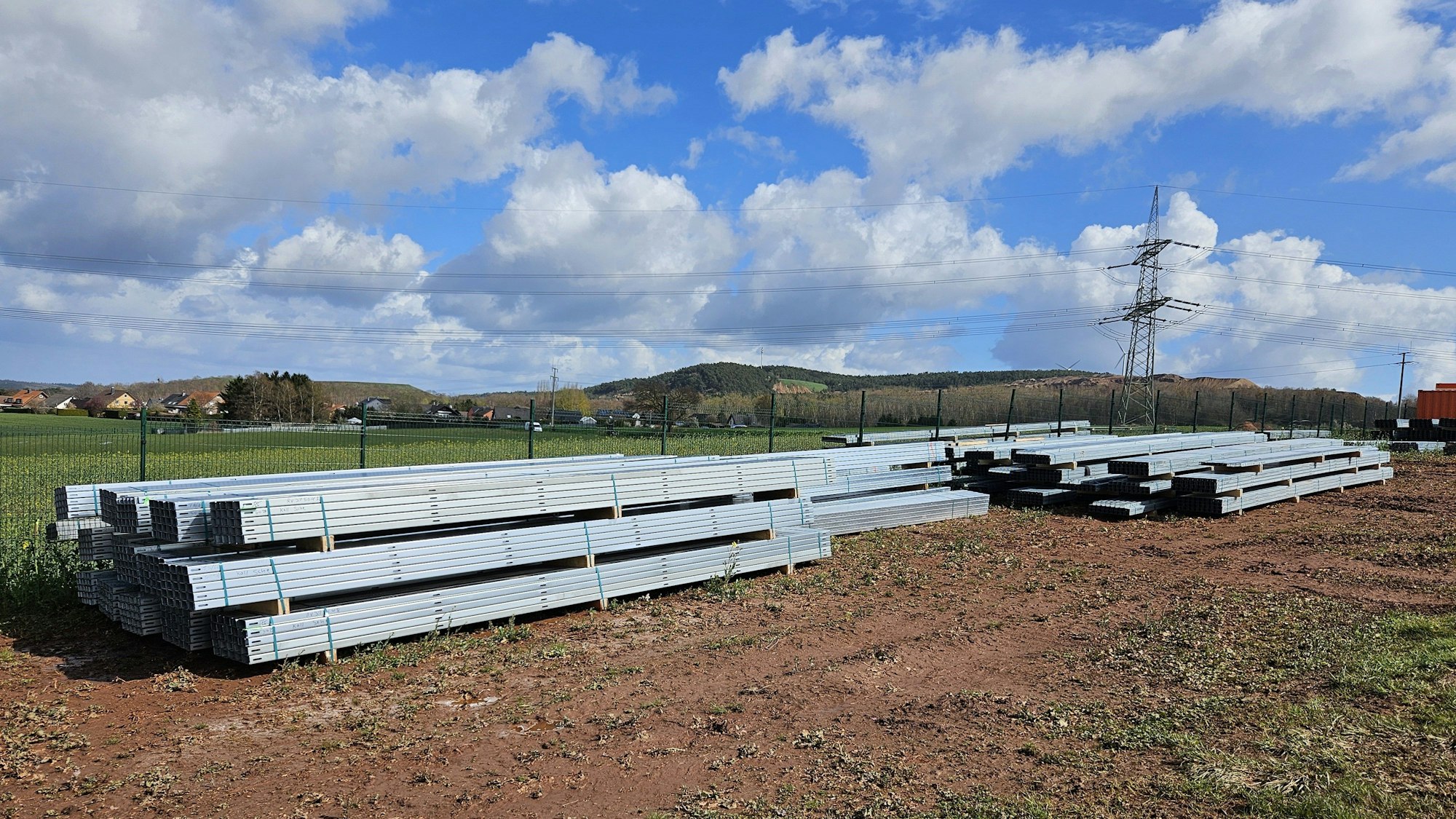 Blick auf das gelagerte Material neben der Baustelle.