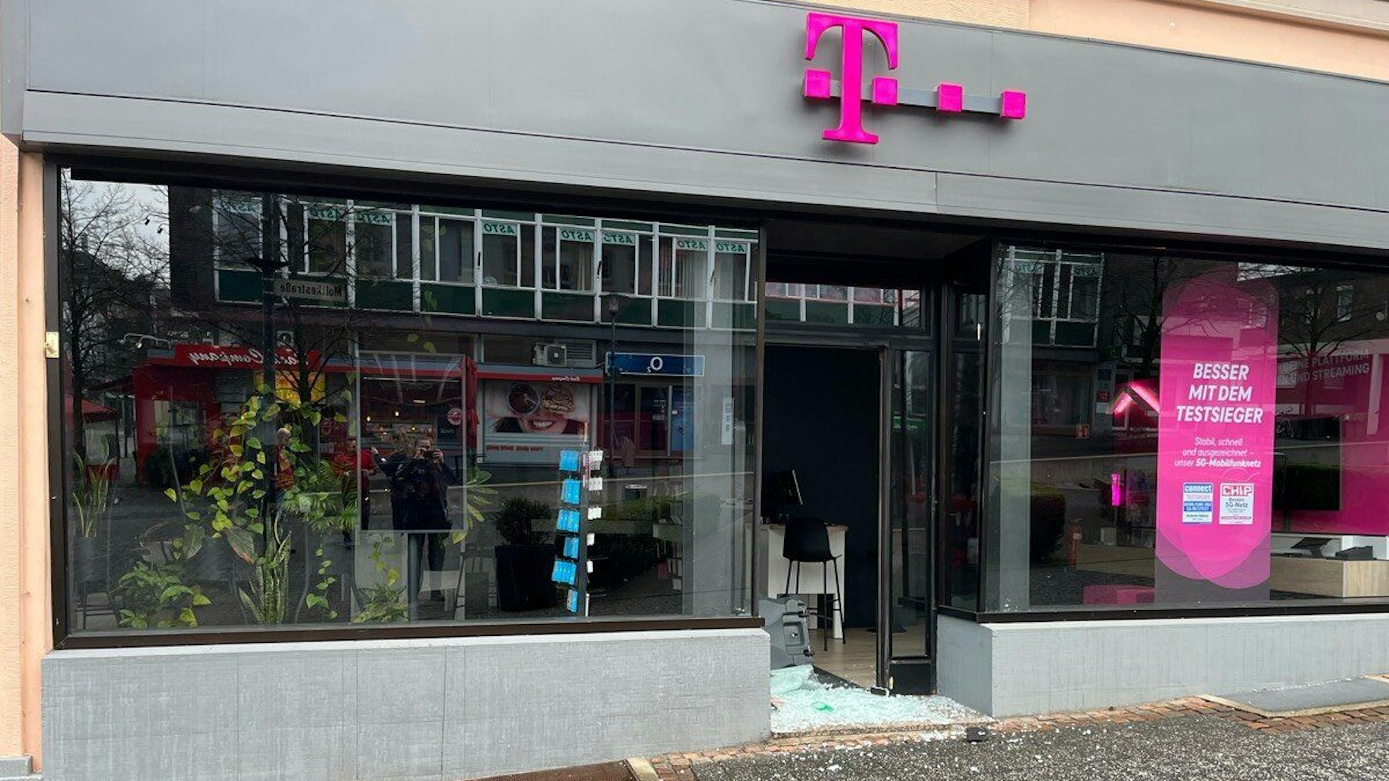 Die zerstörte Eingangstüre des Telefonladens in der Gummersbacher Innenstadt.
