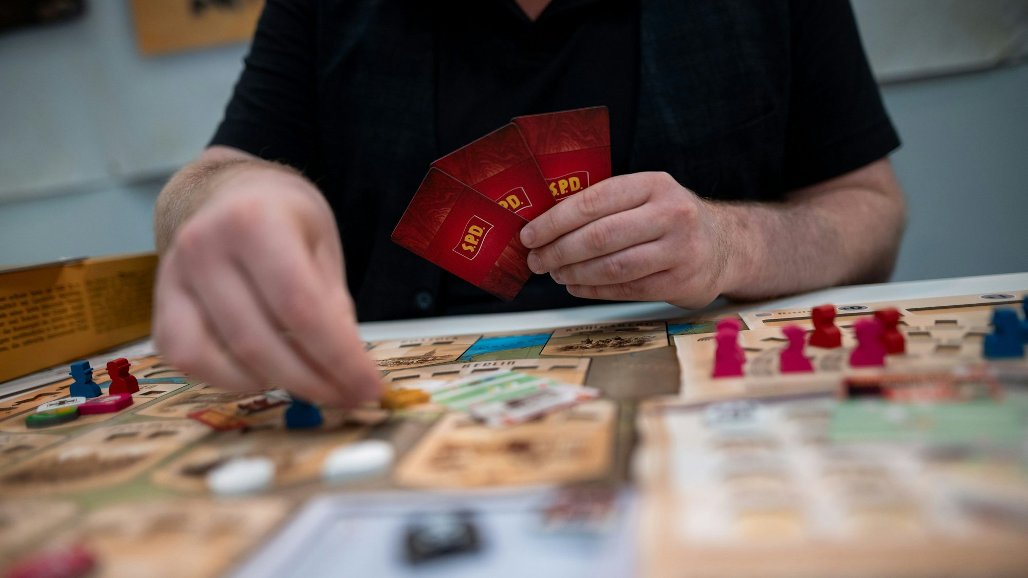 Eine Person spielt ein Brettspiel.