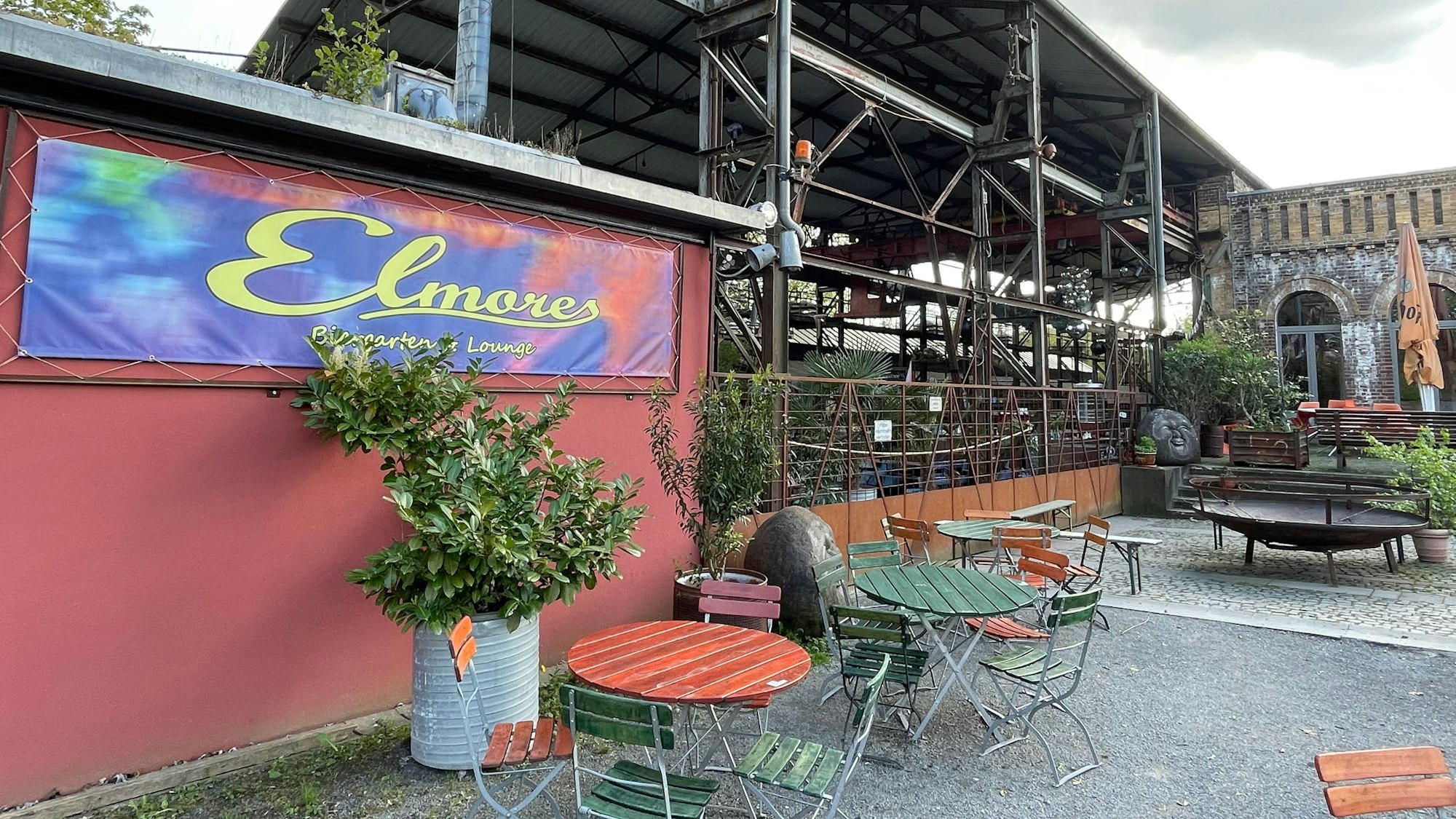 Blick auf leere Tische im Biergarten.