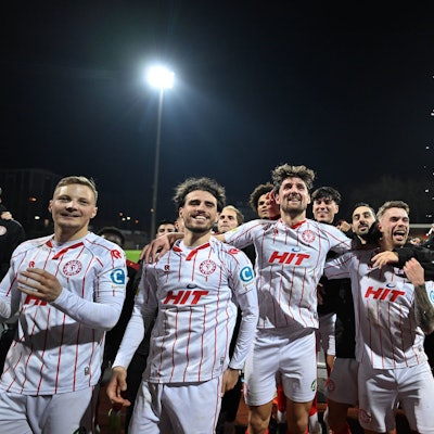 26.02.2026, xophax, Fussball - Verbands - Pokal Viertelfinale Bitburger-Pokal 2025/2026 SC Fortuna Köln gegen TSV Alemannia Aachen Nach dem Sieg gegen Aachen : v.l.n. rechts Kevin Brechmann, Vleron Statovci , Enzo Wirtz , Tom Geerkens, David Haider Kamm Al- Azzawe , Georg Strauch alle SC Fortuna Köln Koeln *** 26 02 2026, xophax, Football Association Cup quarter-finals Bitburger Pokal 2025 2026 SC Fortuna Köln vs TSV Alemannia Aachen After the win against Aachen from left to right Kevin Brechmann, Vleron Statovci , Enzo Wirtz , Tom Geerkens, David Haider Kamm Al Azzawe , Georg Strauch all SC Fortuna Köln Koeln