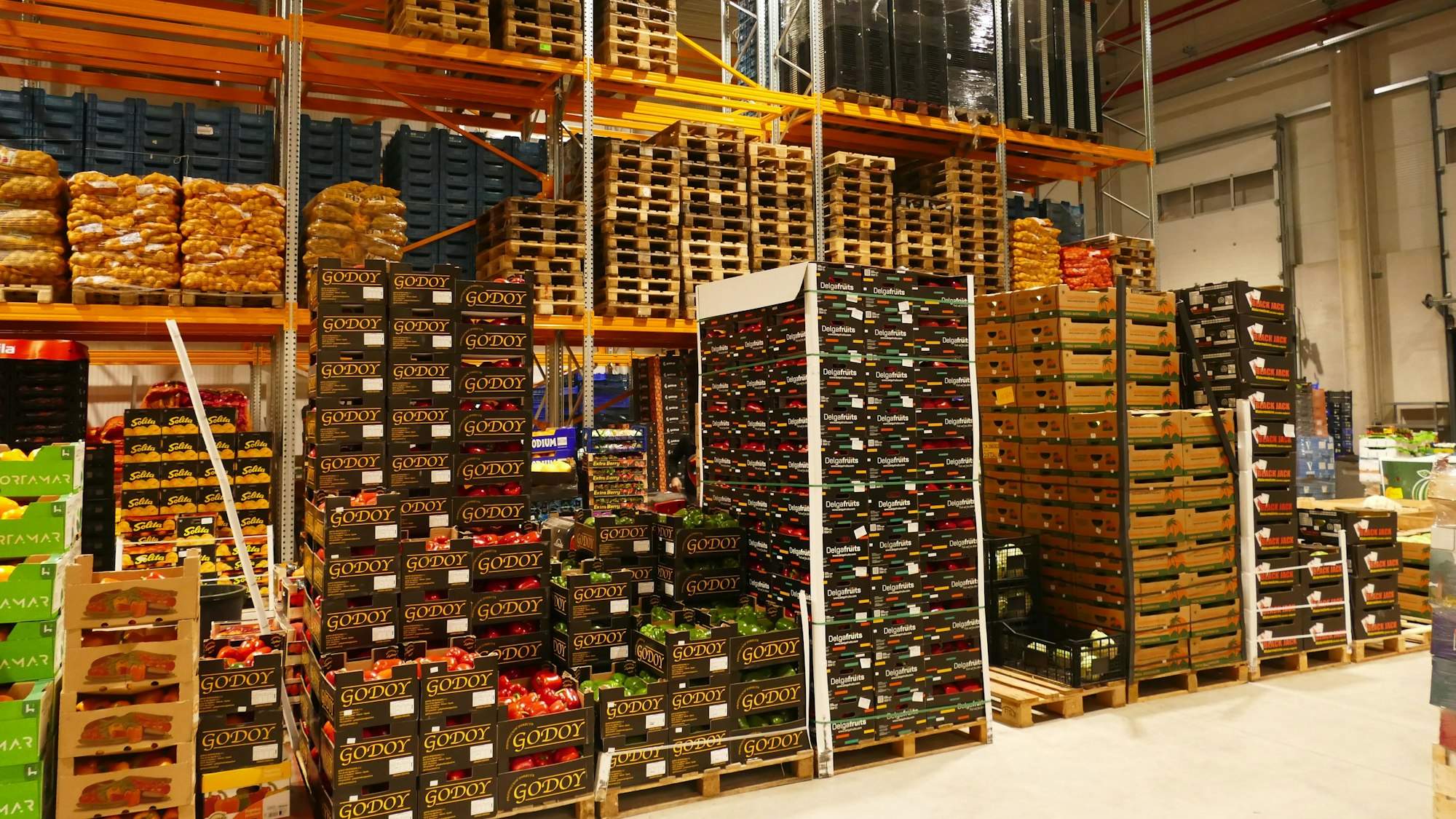 Es gibt nicht so viel Auswahl wie beim Kölner Großmarkt, aber der Ersatz hilft den Händlerinnen und Händlerin dennoch.