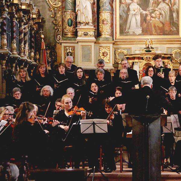 Chor und Orchester an der Basilika Steinfeld bei einem Auftritt unter der Leitung von Erik Arndt.