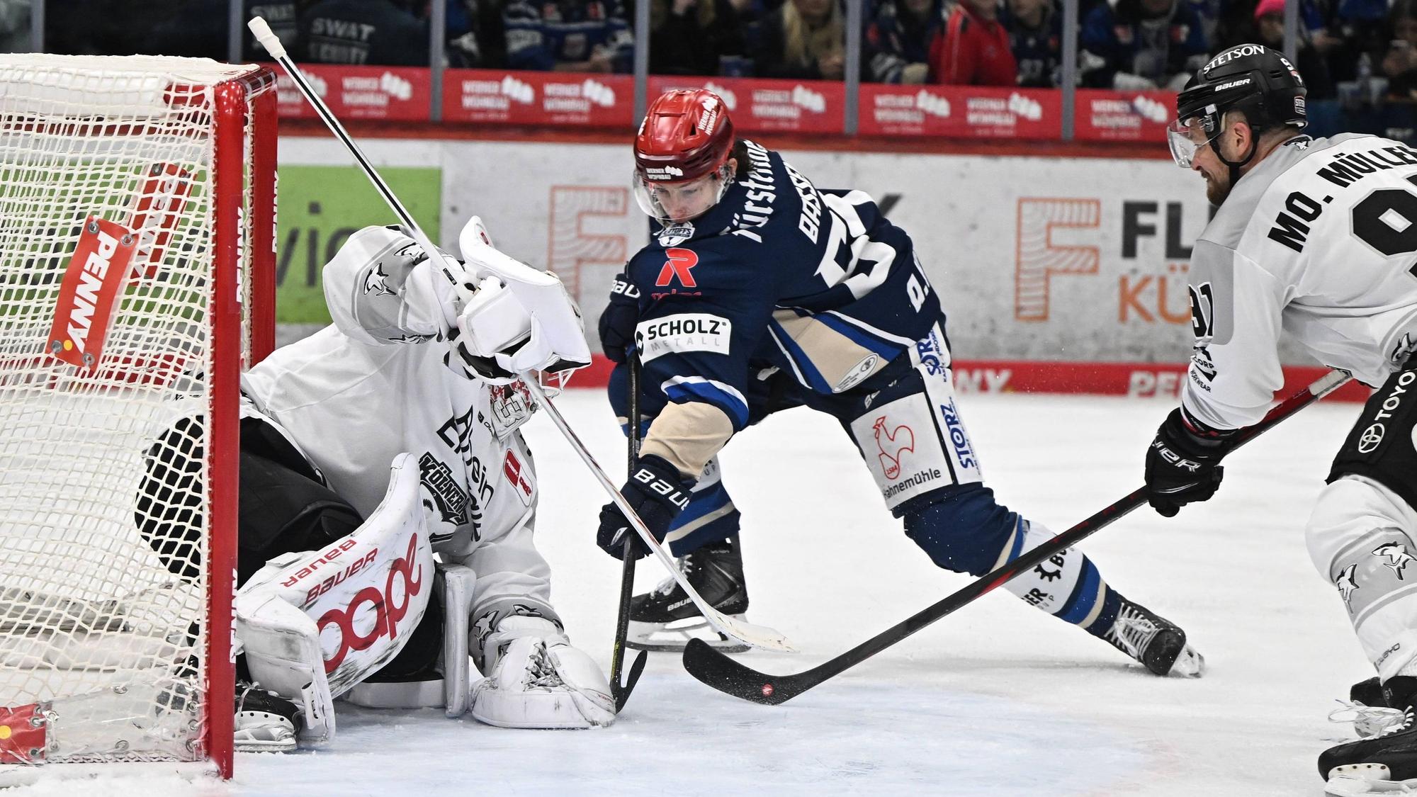 Defensives Bollwerk: KEC-Goalie Janne Juvonen (l.) und Kapitän Moritz Müller (r.) stoppen Schwenningens Boaz Bassen.