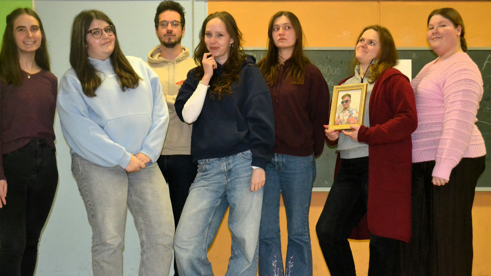 Das junge Ensemble des Theatervereins Rheidt hat „Neurosige Zeiten“ von Winnie Abel inszeniert.