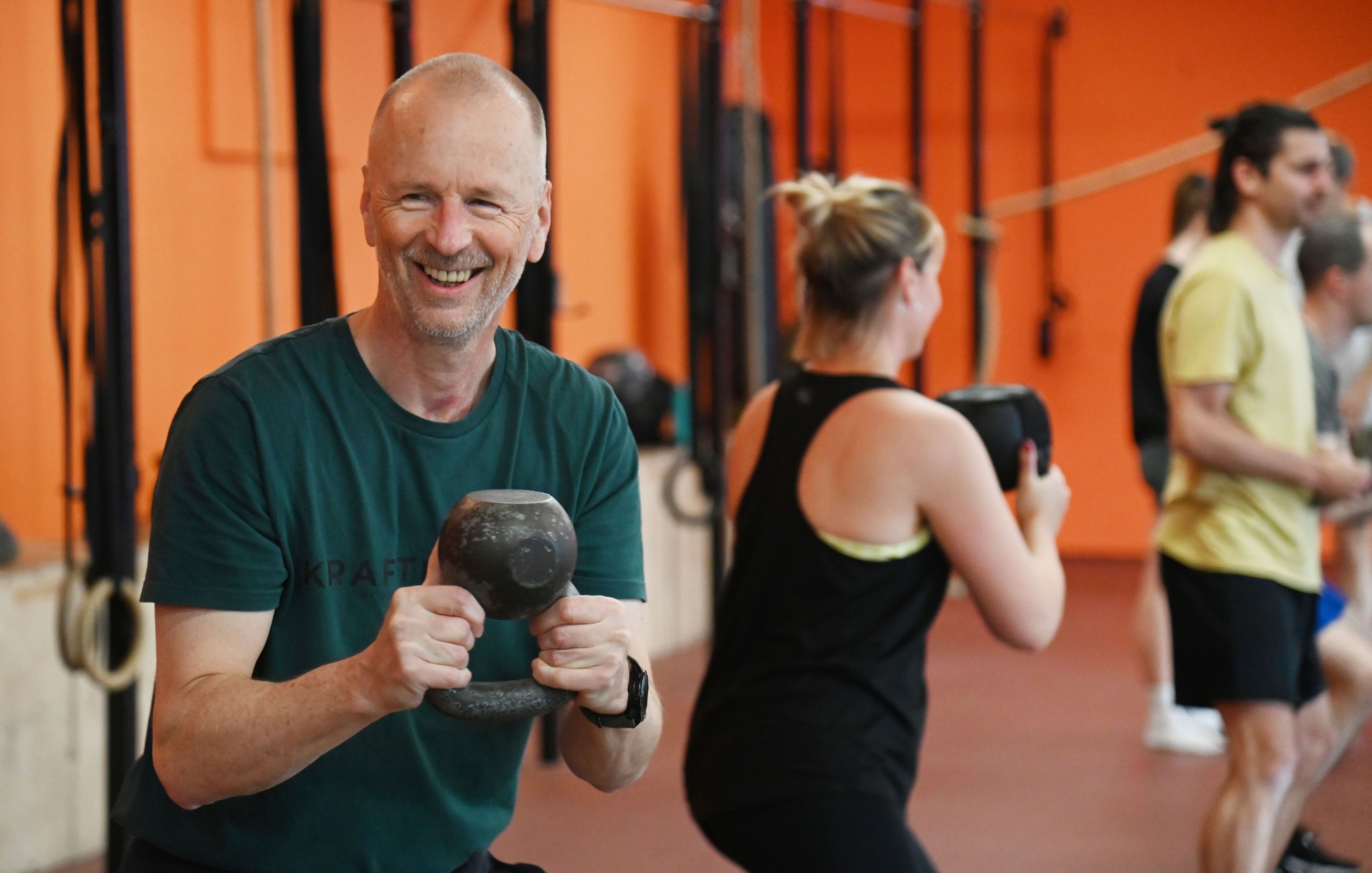 Üben im Team: Clemens Valentin (63) und Trainingspartnerin (39) Sabrina Gora trainieren im Kraftletics-Kurs mit Kettlebells.