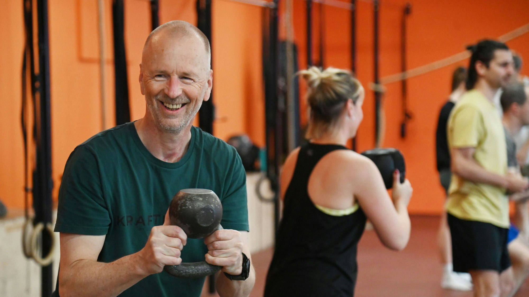 Üben im Team: Clemens Valentin (63) und Trainingspartnerin (39) Sabrina Gora trainieren im Kraftletics-Kurs mit Kettlebells.