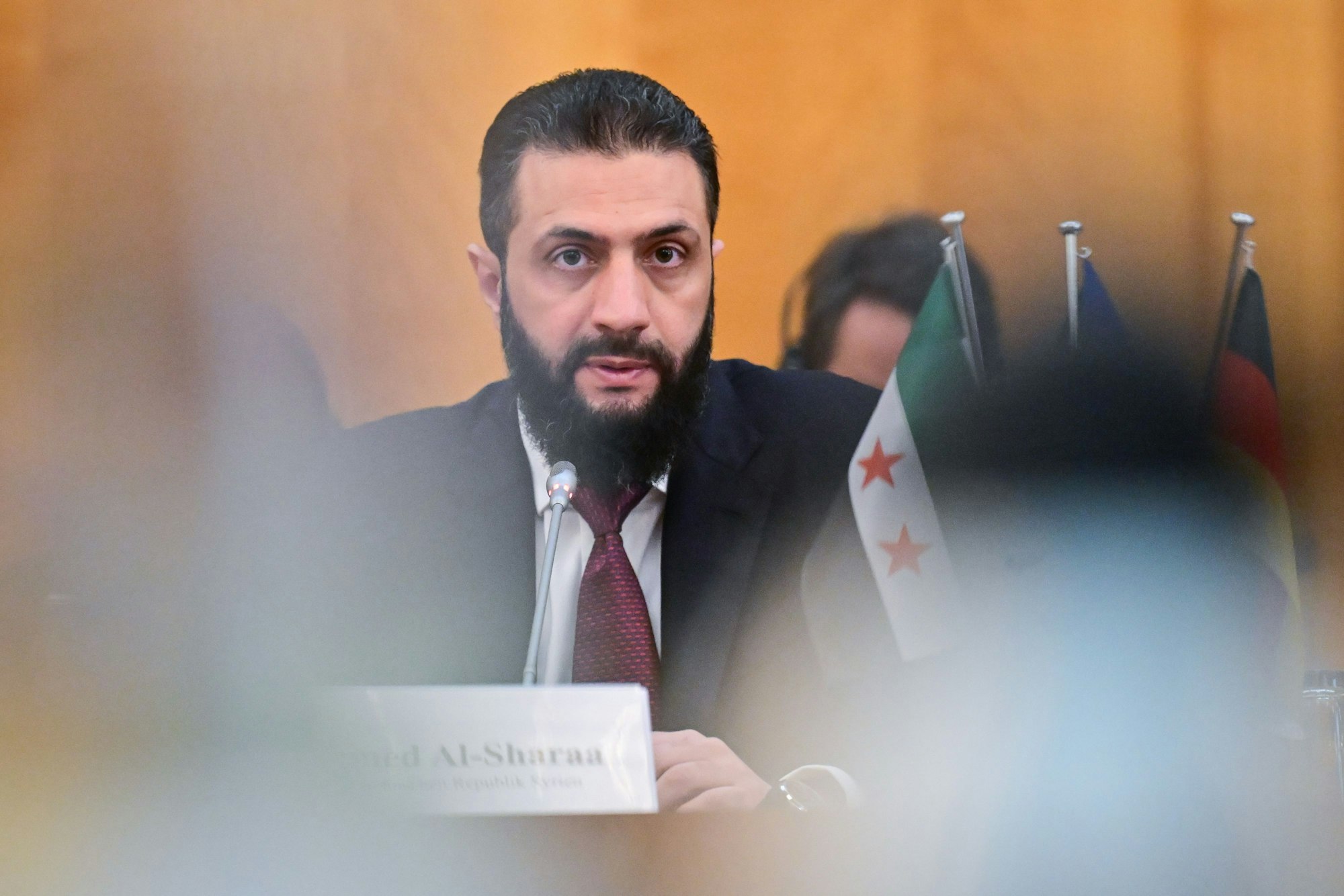 Ahmed al-Scharaa ist Präsident der syrischen Übergangsregierung. Als Abu Mohammed Al-Dschulani war er Kopf der Islamistengruppe Haiat Tahrir al-Scham (HTS).
