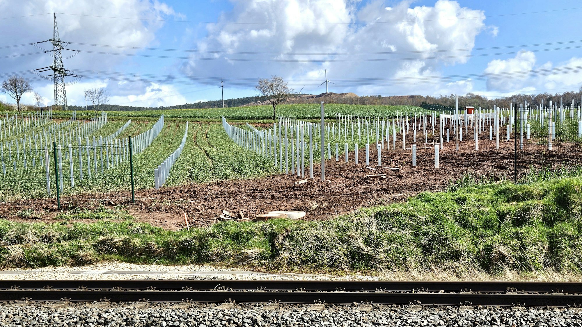 Im Hintergrund sind die Vorrichtungen für die Solarmodule und im Vordergrund die Bahnlinie bei Kall-Scheven zu sehen.