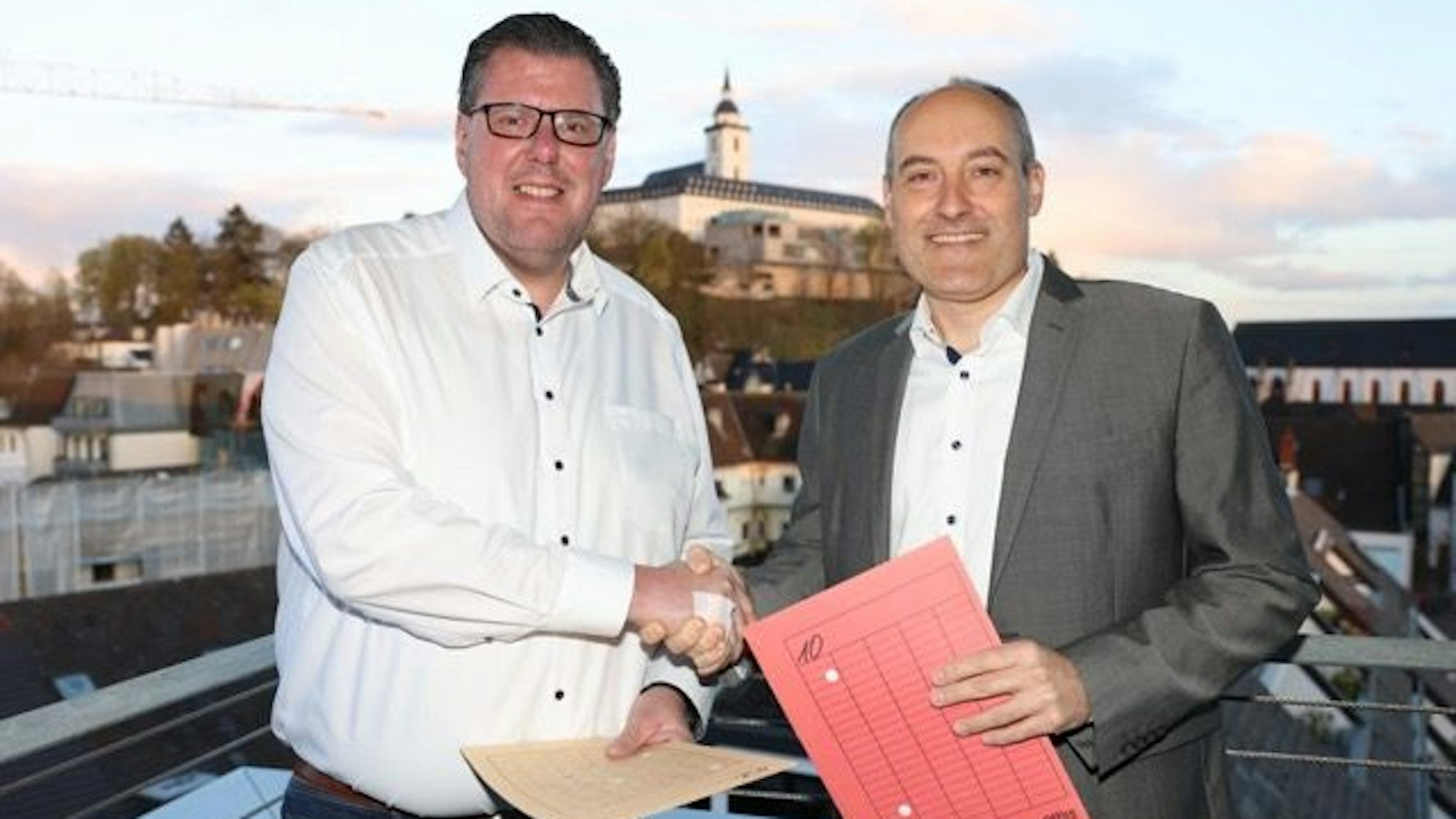 Michael Franz Burgemeister; Vorsitzender Stadtverband CDU Siegburg (l.) , und Michael Korsmeier, Vorsitzender Ortsverein SPD Siegburg, verhandeln nun miteinander.
