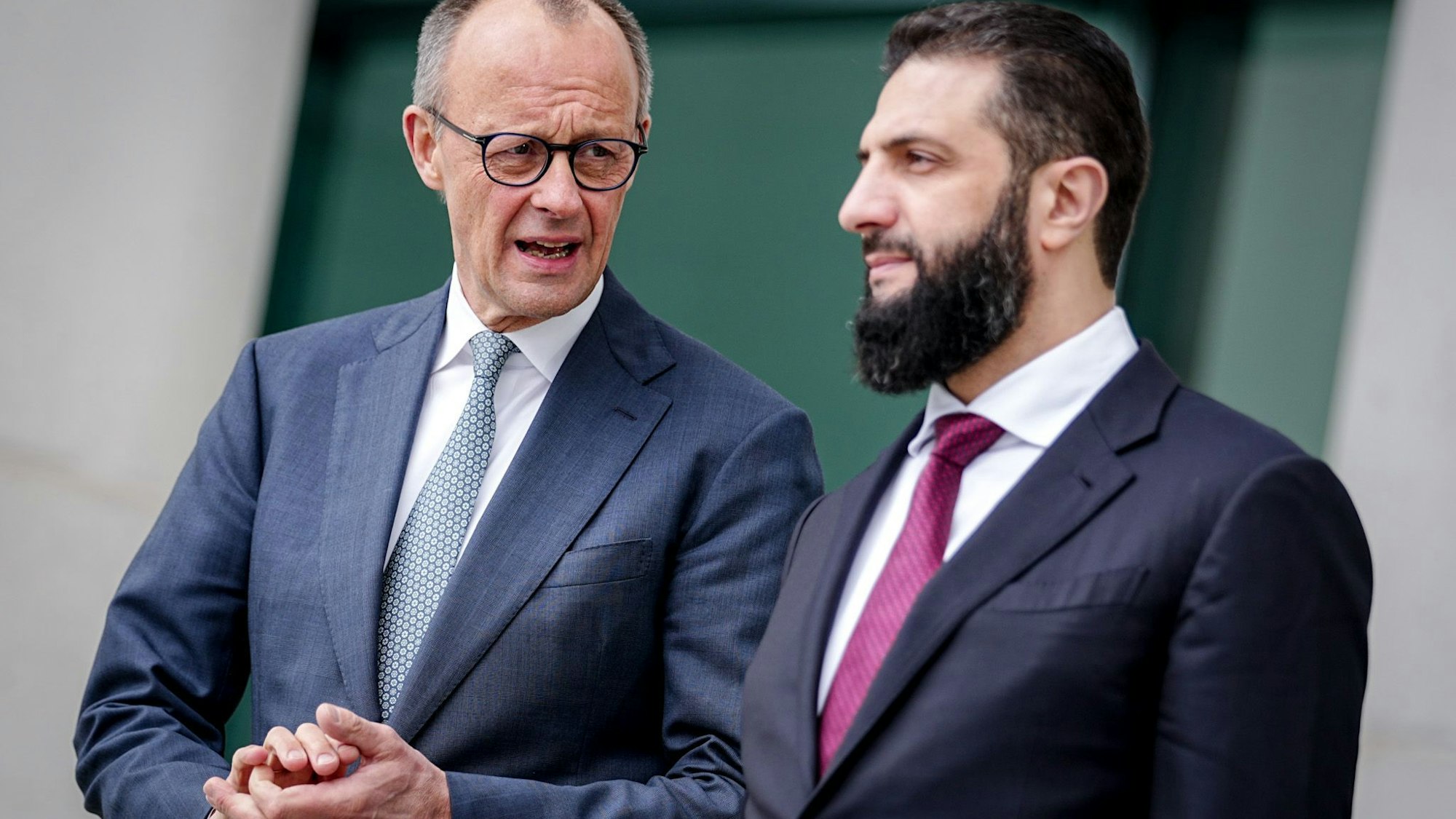 Syriens Übergangspräsident al-Scharaa (r.) holt seinen verschobenen Besuch in Berlin nach.