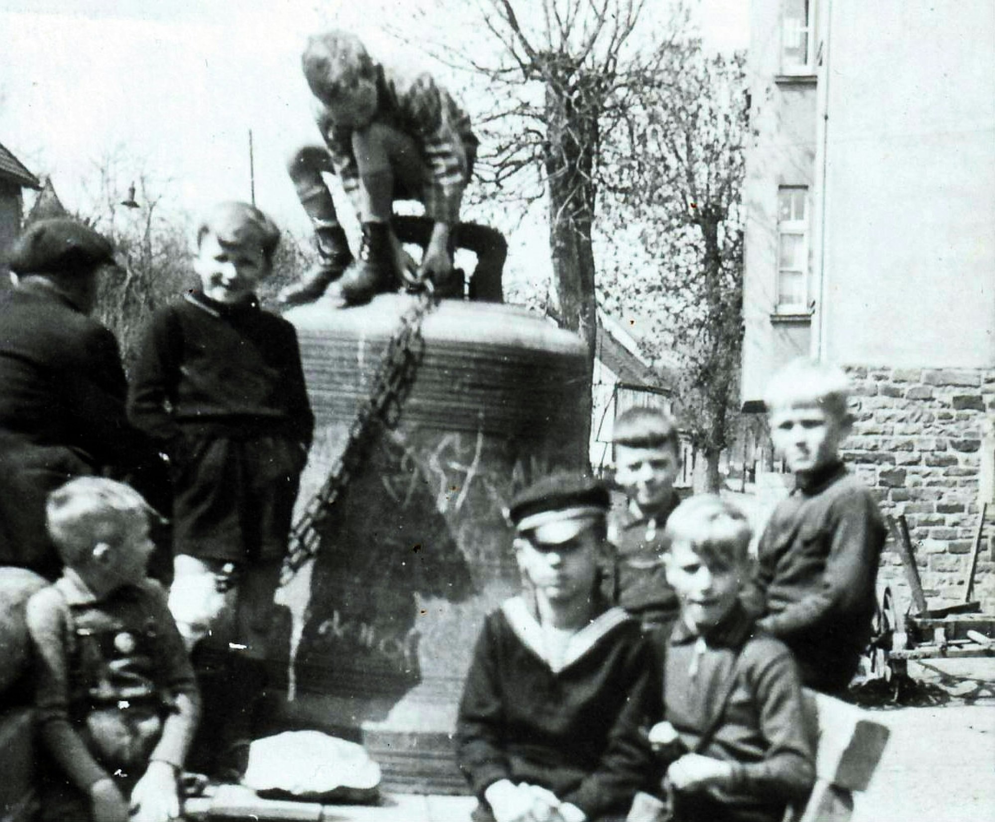 Die Dreifaltigkeitsglocke wird am 5. Mai 1942 auf einem Leiterwagen aus Morsbach abtransportiert. Kinder klettern zum Abschied darauf herum. Später wird die Glocke nach Hamburg gebracht, um dort eingeschmolzen zu werden – was aber nicht geschieht.