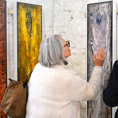 Im Kelterhaus in Hennef-Stadt Blankenberg werden Arbeiten von Gabriele Musebrink gezeigt.