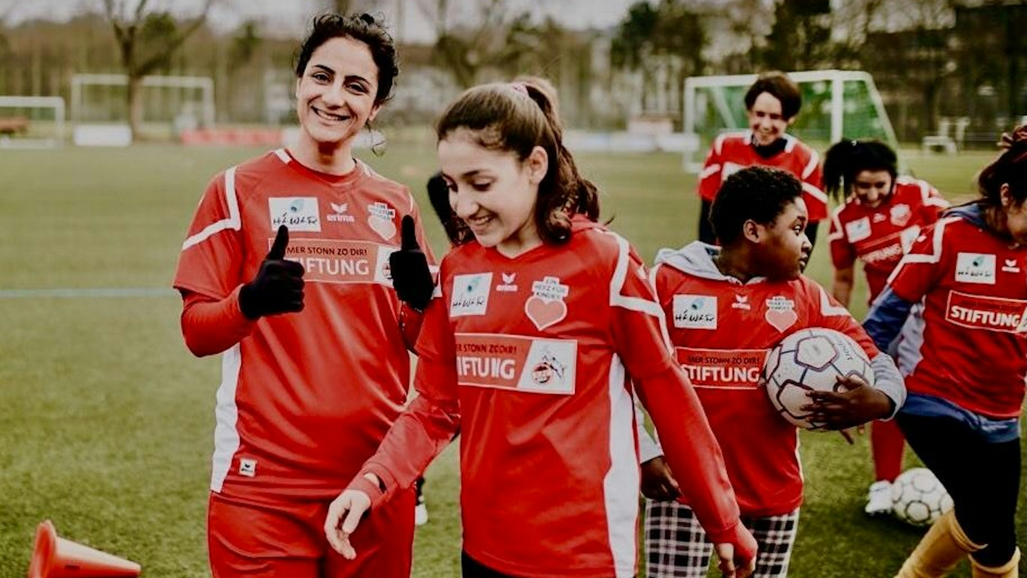 Junge Fußballerinnen auf einem Fußballplatz