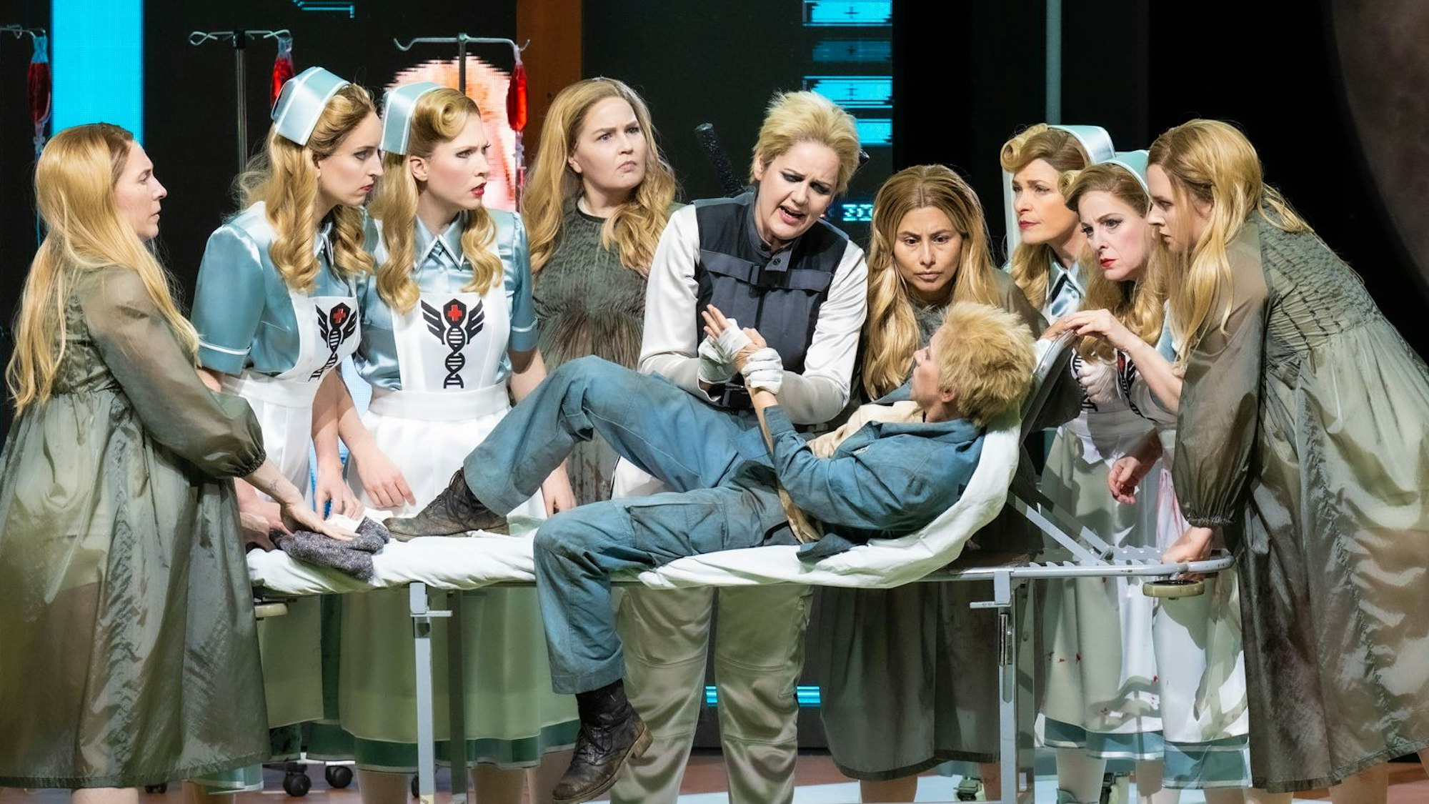 DIE WALKÜRE
OPER KÖLN
Premiere am 29. März 2026
MITWIRKENDE
Musikalische Leitung
Marc Albrecht
Inszenierung
Paul-Georg Dittrich
Bühne
Pia Dederichs / Lena Schmid
Kostüme
Mona Ulrich
Licht
Andreas Grüter
Video
Robi Voigt
Videoassistenz
Caroline Weyers
Dramaturgie
Svenja Gottsmann
*Die tagesaktuelle Besetzung entnehmen Sie bitte den jeweiligen Terminen
BESETZUNG
Siegmund
Daniel Johansson
Hunding
Tijl Faveyts
Wotan
Jordan Shanahan
Sieglinde
Astrid Kessler
Brünnhilde
Trine Møller
Fricka
Bettina Ranch
Helmwige
Emily Hindrichs
Gerhilde
Kristi Anna Isene
Ortlinde
Claudia Rohrbach
Waltraute
Regina Richter
Siegrune
Alicia Grünwald
Roßweiße
Johanna Thomsen
Grimgerde
Tina Drole
Schwertleite
Adriana Bastidas-Gamboa
Orchester
Gürzenich-Orchester Köln
WENIGER ANZEIGEN