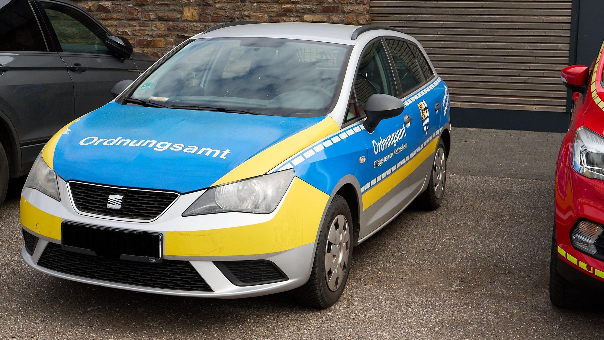 Mit blauer und gelber Folie sowie dem Schriftzug Ordnungsamt ist das Fahrzeug der Gemeinde Nettersheim beklebt.