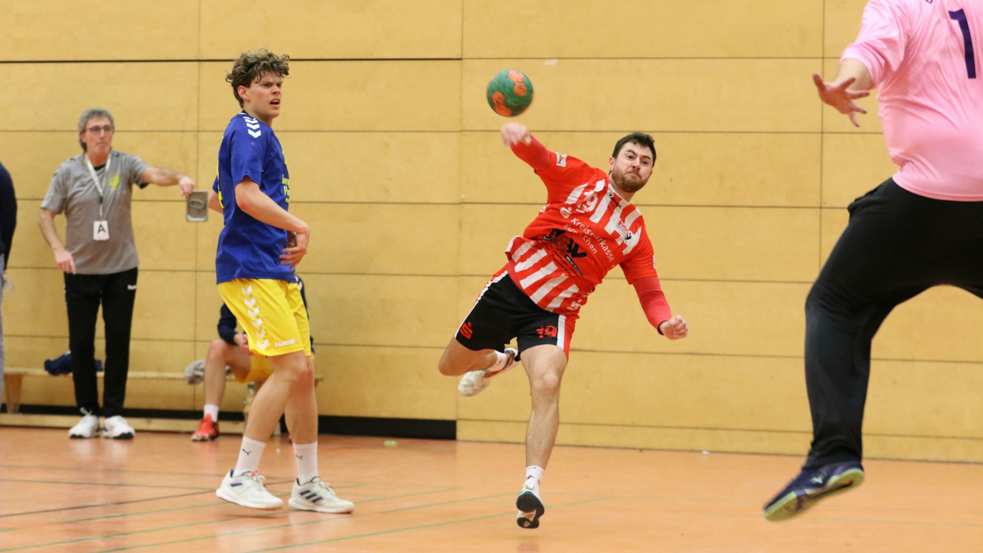 Niclas Schwarzbach wirft aufs Tor.