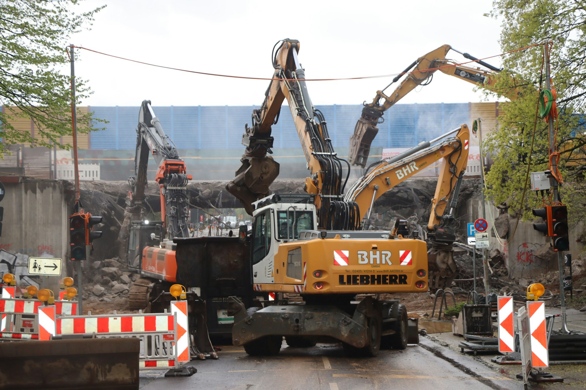 Auf dem Bild sind Bagger und Baugeräte beim Abbruch der Brücke zu sehen.