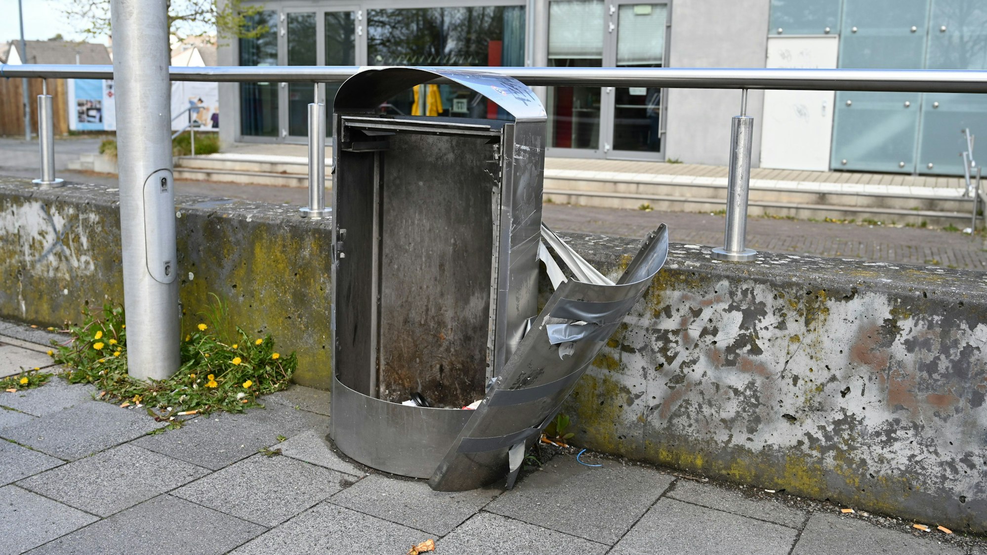 Auf dem Foto ist ein defekter Mülleimer zu sehen.