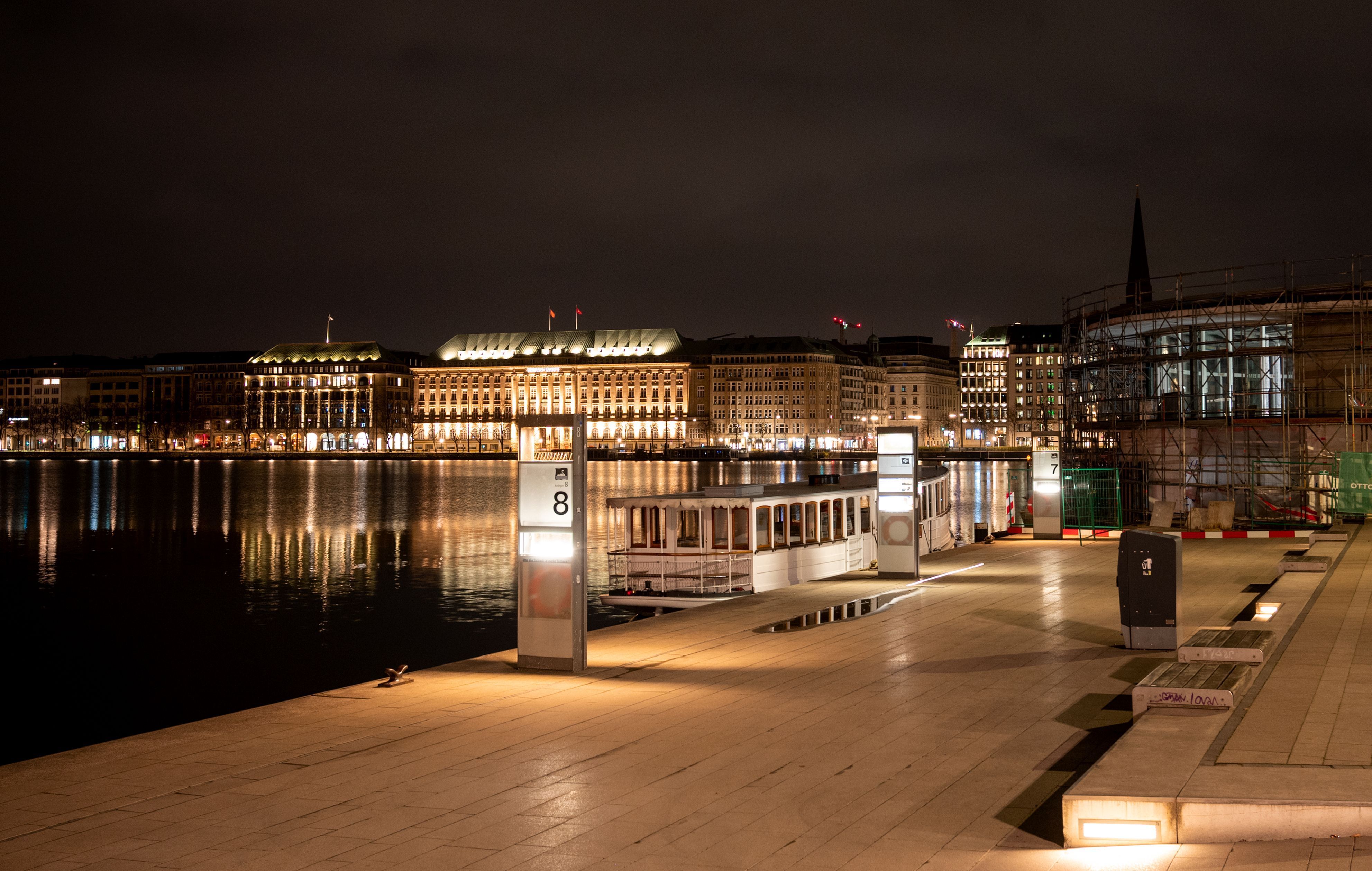 Blick auf die Binnenalster in Hamburg. Die Polizei hat am Montagabend (30. März) einen im Wasser schwimmenden Wolf eingefangen, der zuvor eine Frau gebissen und verletzt hat.