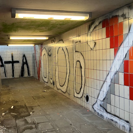 Schmierereien in der Unterführung am Bahnhof Ründeroth